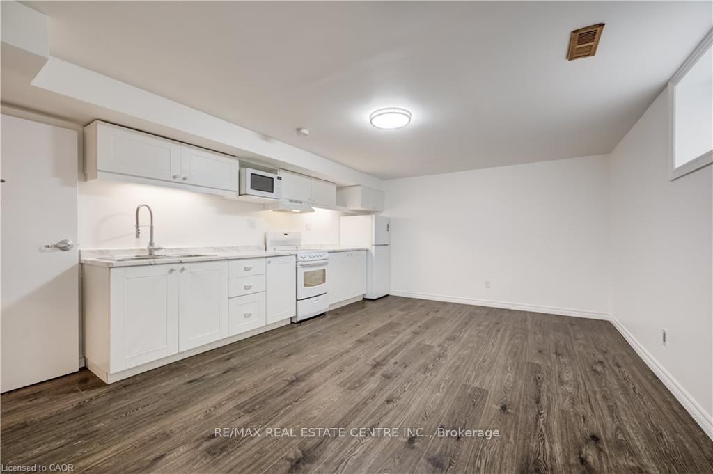 Photo 4 of Unit B, 297 Country Hill Drive, Kitchener, Country Hills — HOMEH