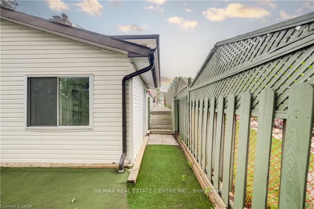Photo 14 of Unit C, 297 Country Hill Drive, Kitchener, Country Hills — HOMEH