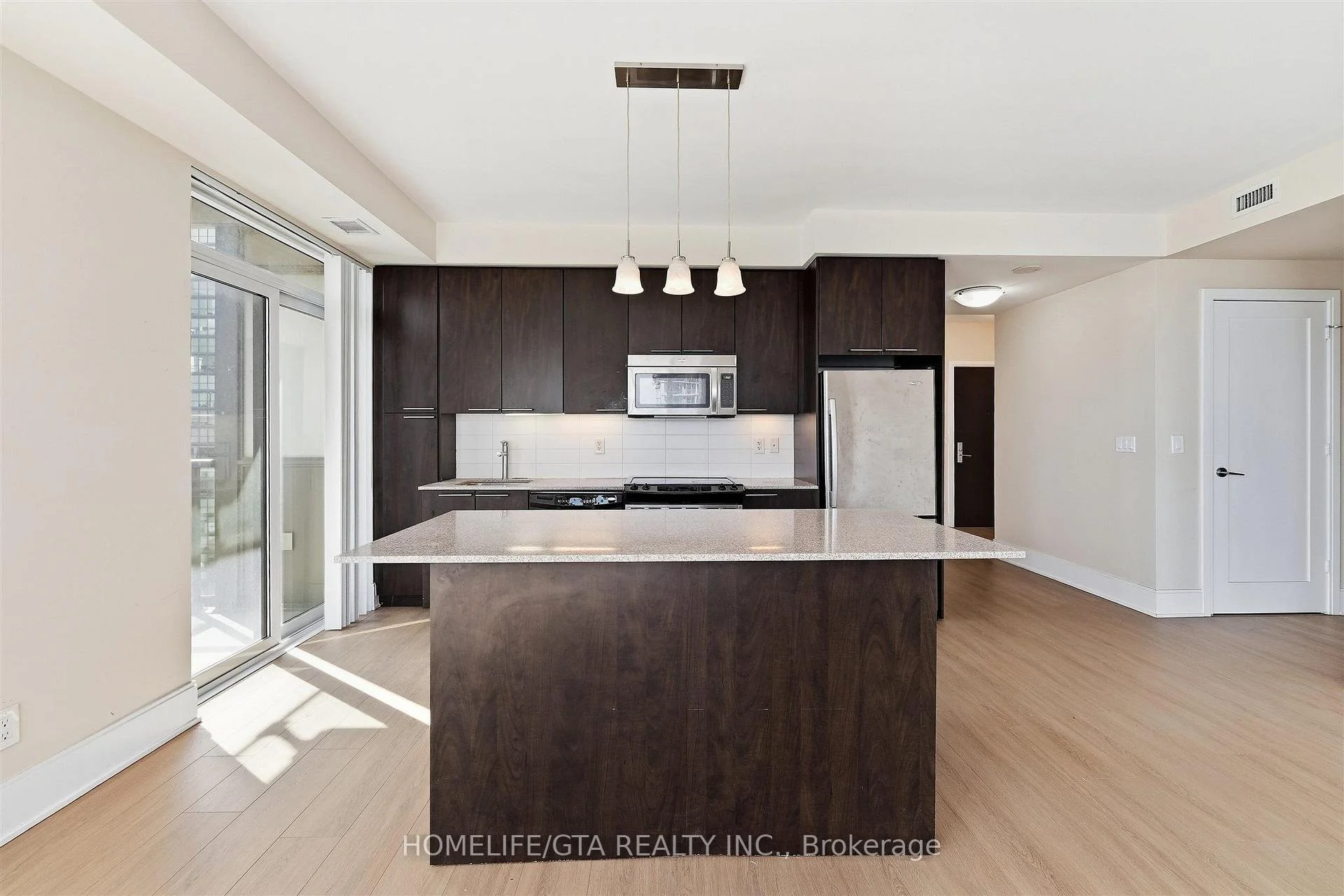 Photo 3 of Unit 1914, 70 Roehampton Avenue, Toronto, Mount Pleasant West — HOMEH