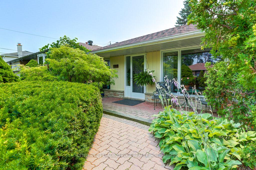 Photo 3 of 107 Drakefield Road, Markham, Bullock — HOMEH