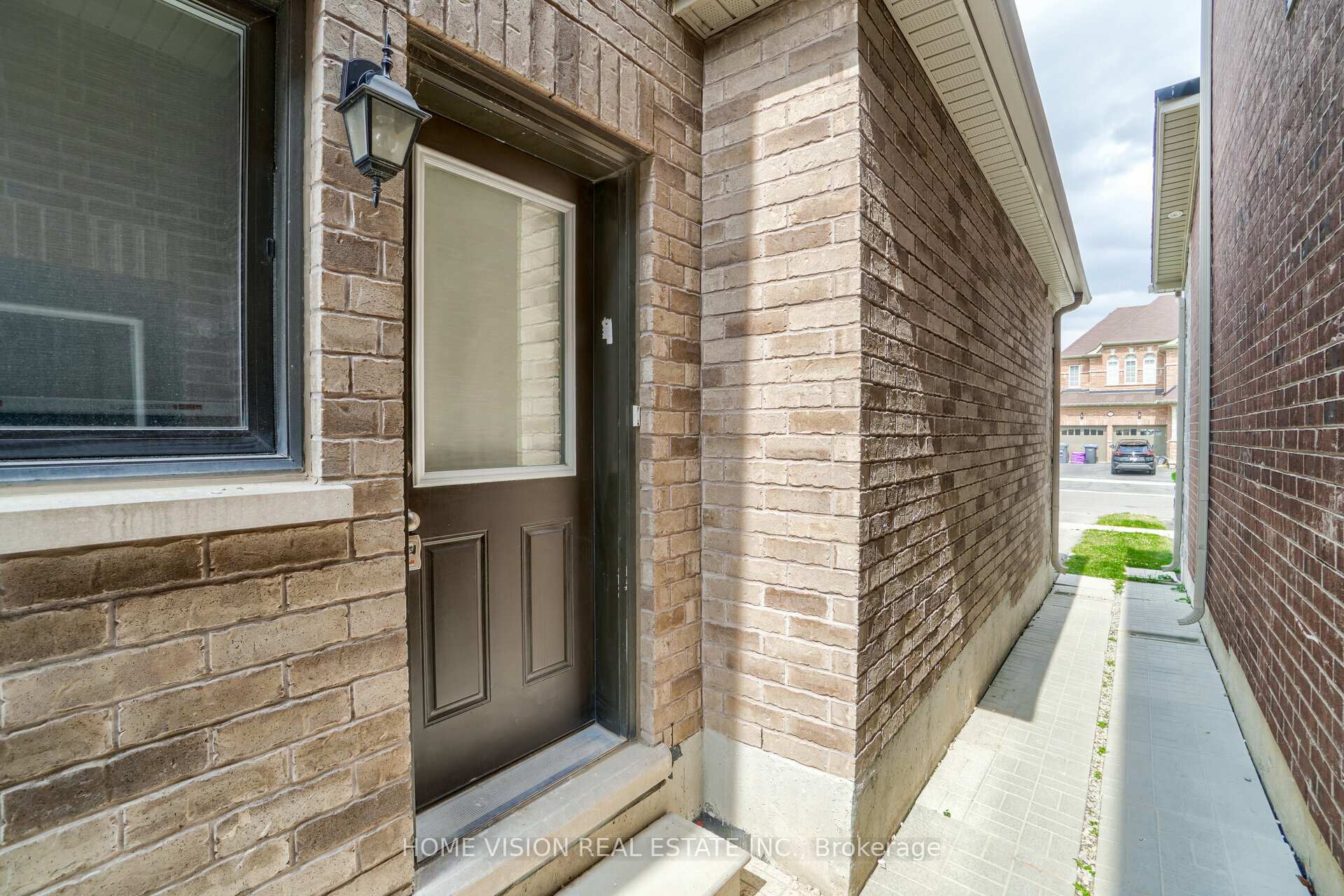 Photo 4 of 35 Little Britain- BSMT Crescent, Brampton, Bram West — HOMEH