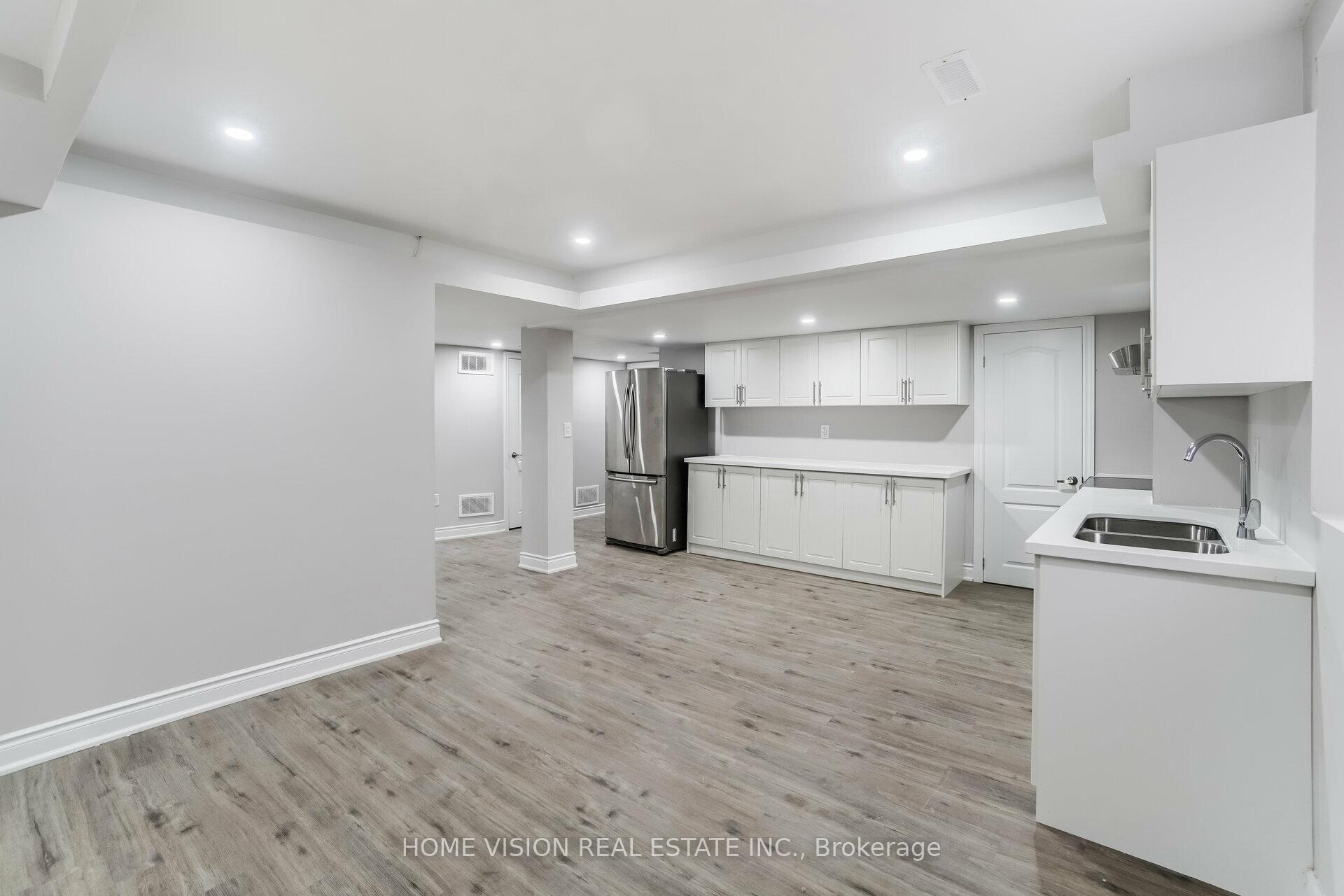 Photo 12 of 35 Little Britain- BSMT Crescent, Brampton, Bram West — HOMEH