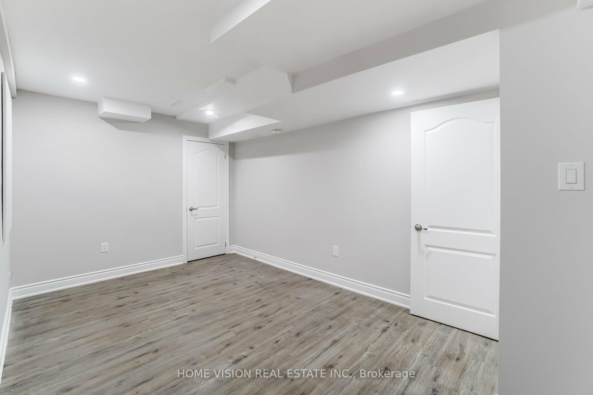 Photo 17 of 35 Little Britain- BSMT Crescent, Brampton, Bram West — HOMEH