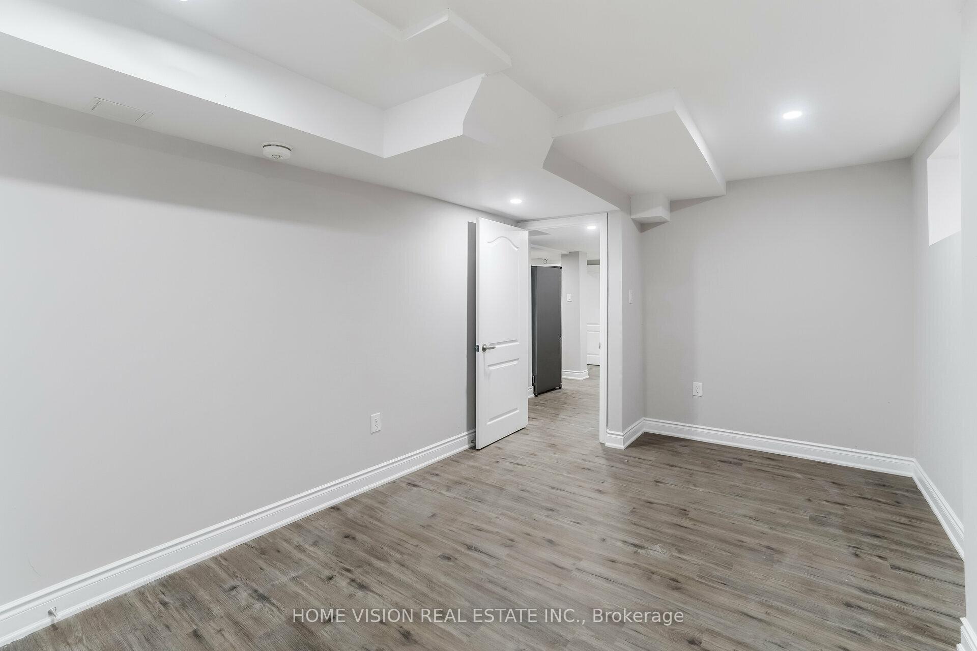 Photo 18 of 35 Little Britain- BSMT Crescent, Brampton, Bram West — HOMEH