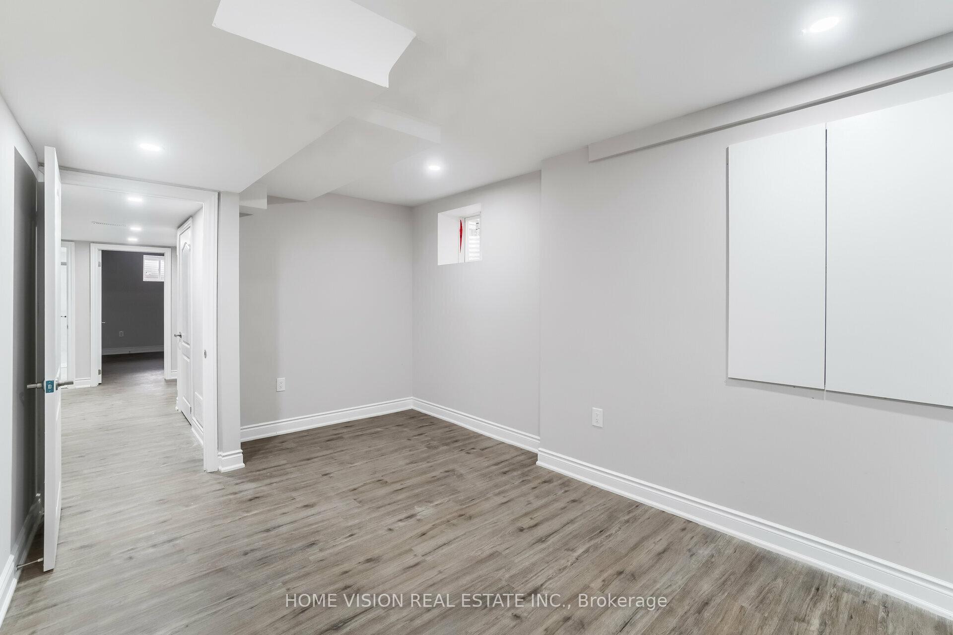 Photo 19 of 35 Little Britain- BSMT Crescent, Brampton, Bram West — HOMEH