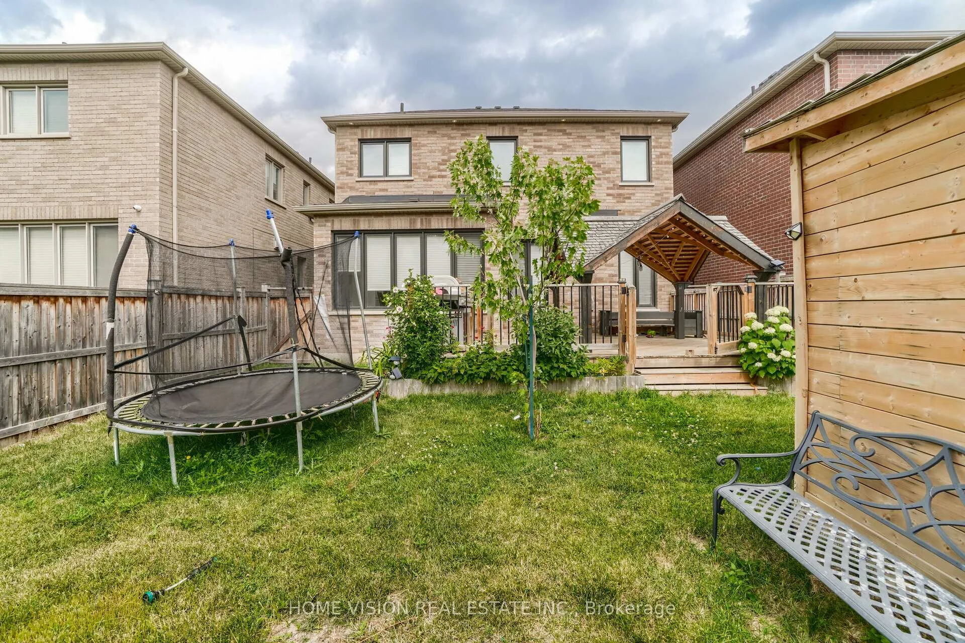 Photo 21 of 35 Little Britain- BSMT Crescent, Brampton, Bram West — HOMEH