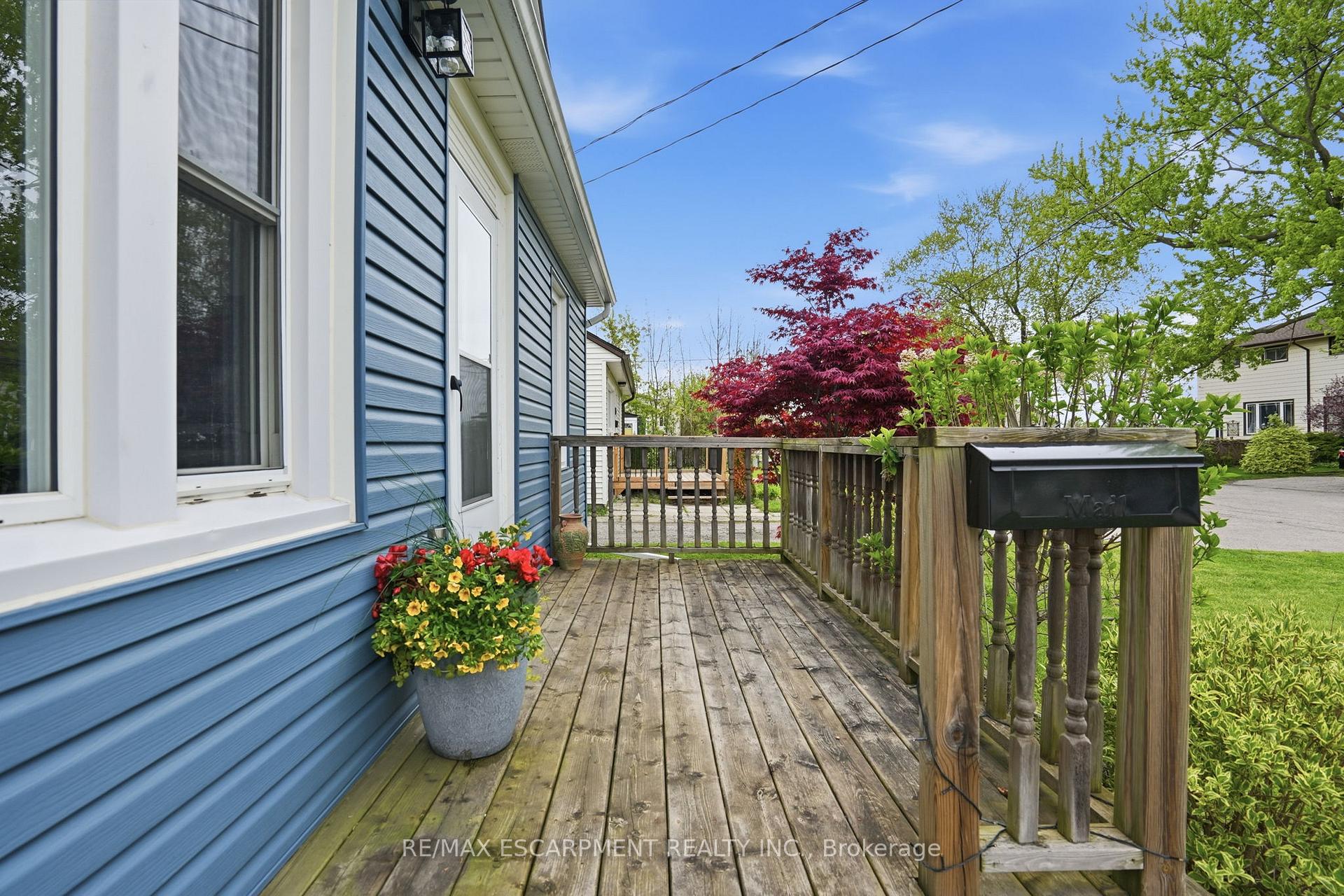 Photo 3 of 15 Kirk Street, St. Catharines, Western Hill — HOMEH