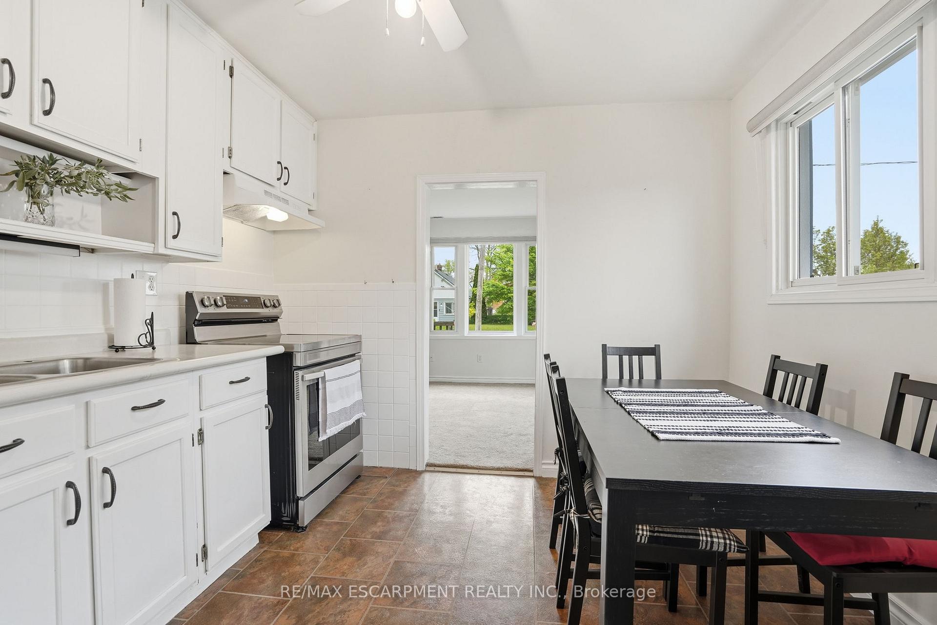 Photo 8 of 15 Kirk Street, St. Catharines, Western Hill — HOMEH