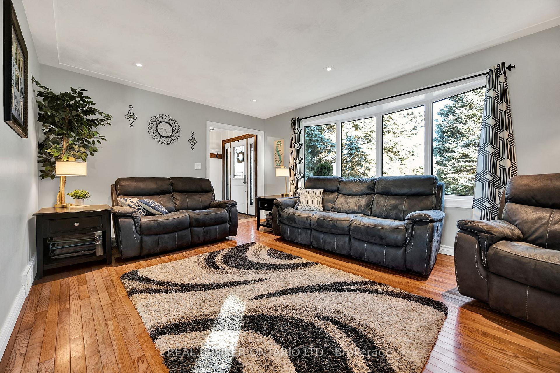 Photo 3 of 3766 Lobsinger Line, Wellesley — HOMEH