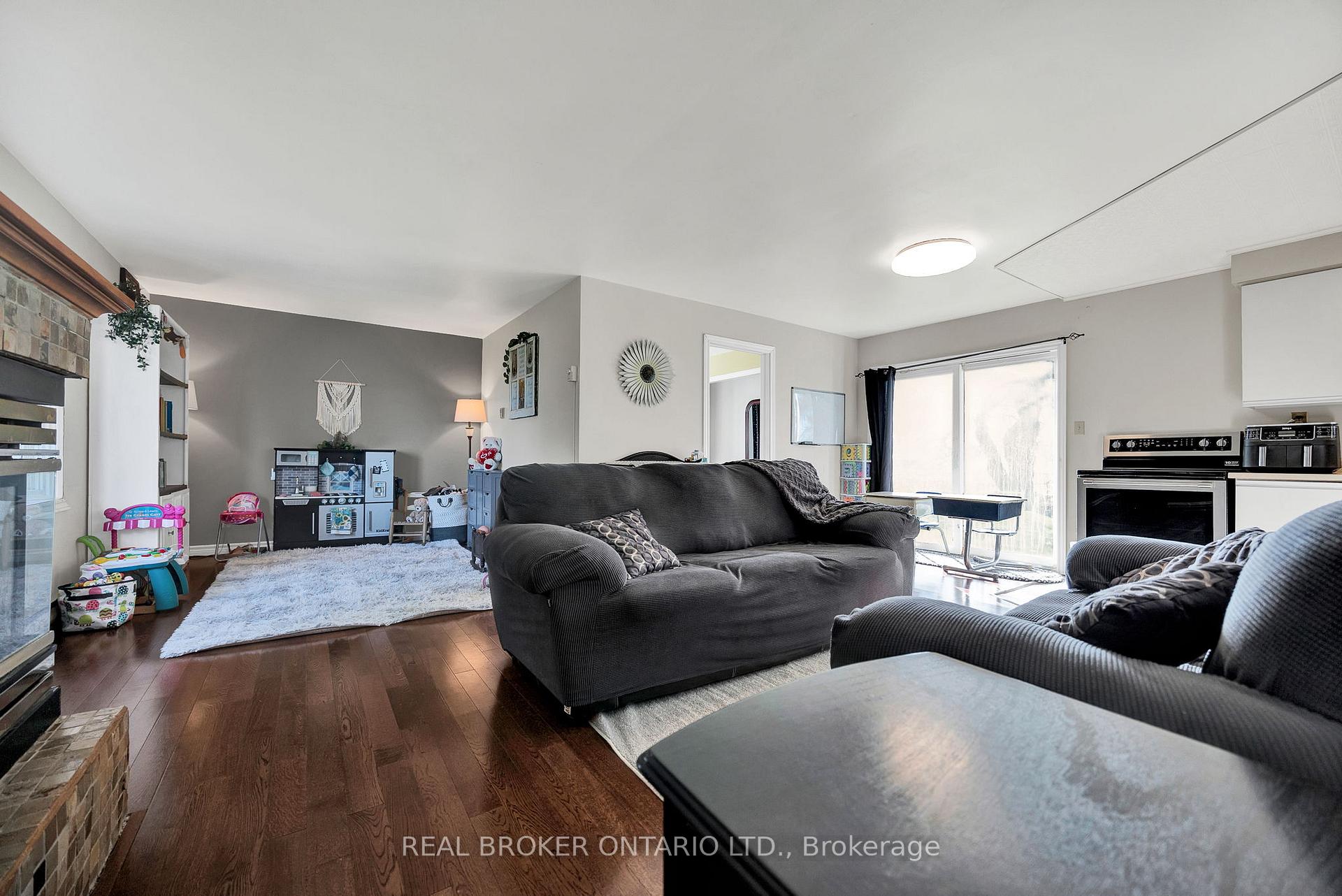 Photo 10 of 3766 Lobsinger Line, Wellesley — HOMEH