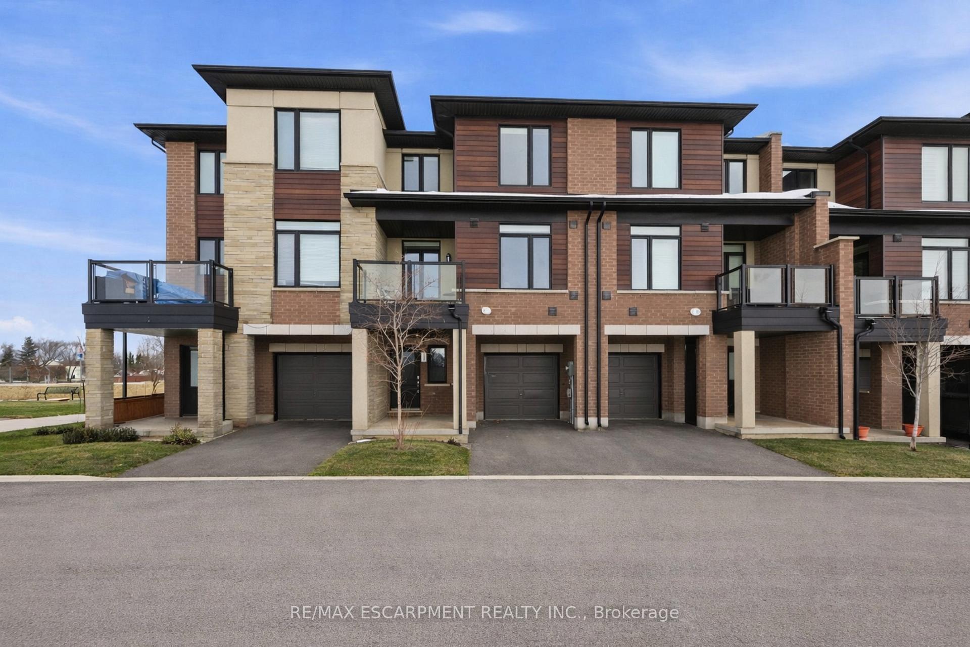 Front of Unit 44, 590 North Service Road
