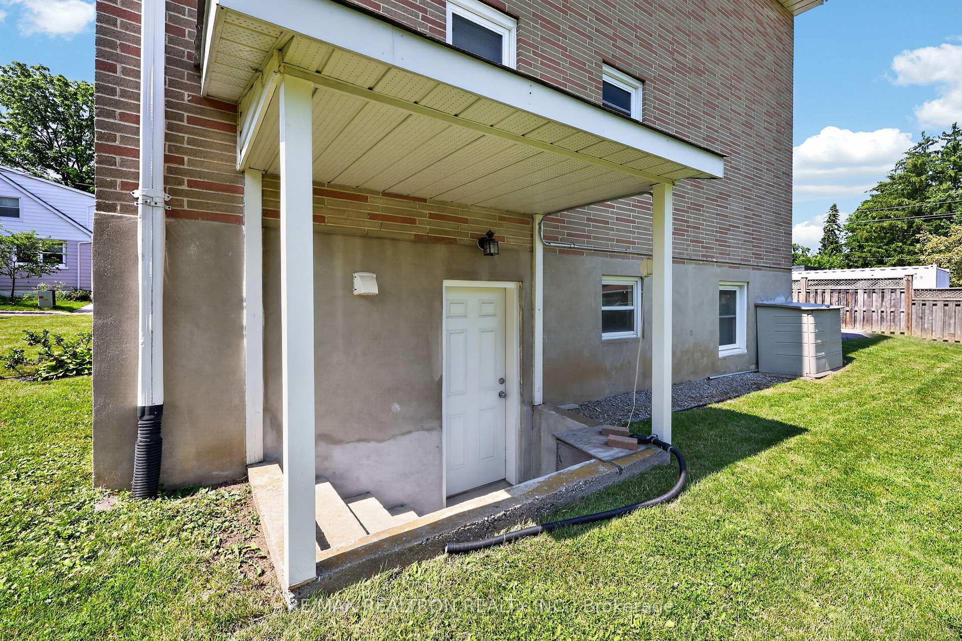 Photo 8 of 3 East Street, Barrie, Wellington — HOMEH