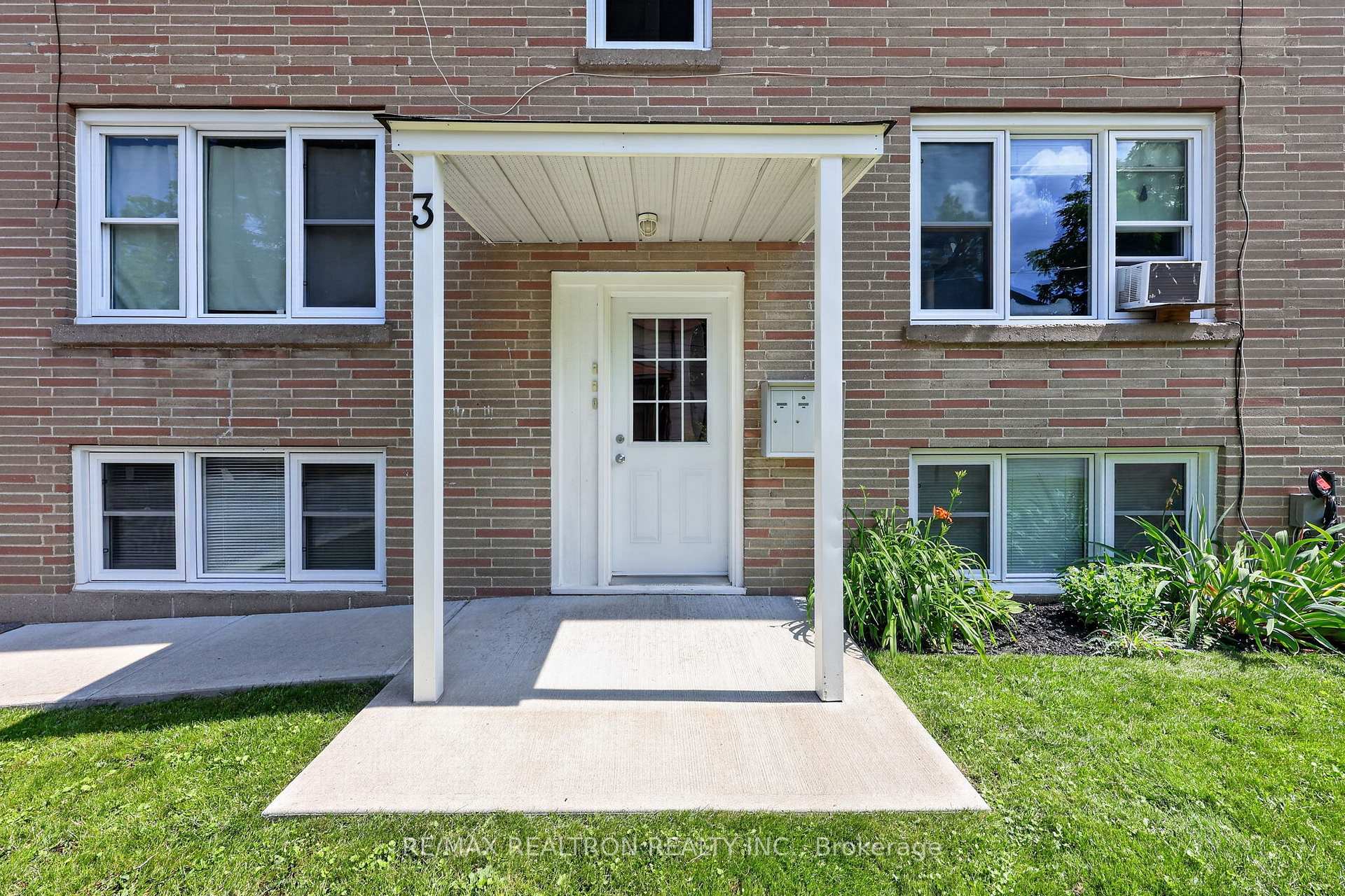 Photo 9 of 3 East Street, Barrie, Wellington — HOMEH