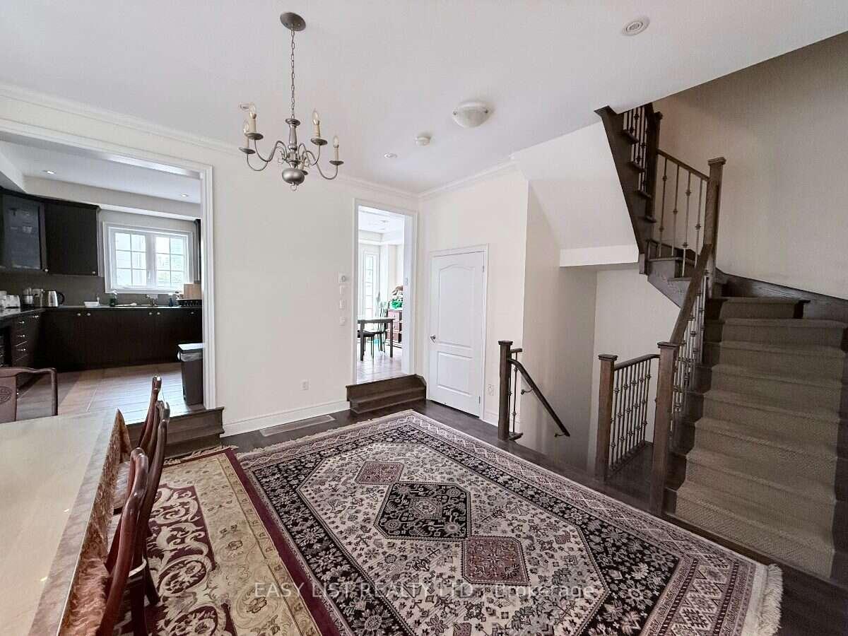Photo 7 of 28 Upper Duke Crescent, Markham, Unionville — HOMEH