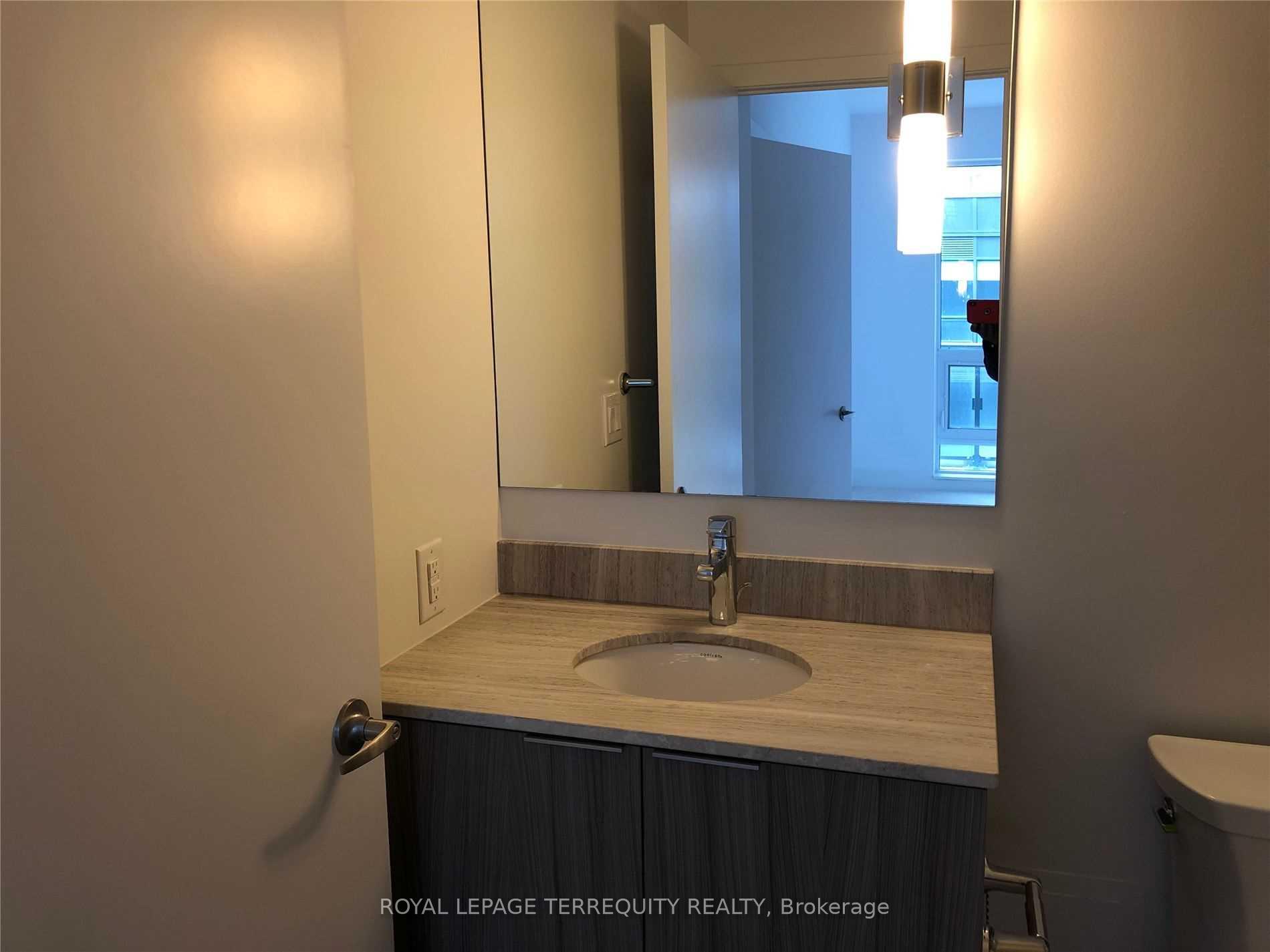 Photo 6 of Unit 803, 955 Bay Street, Toronto, Bay Street Corridor — HOMEH