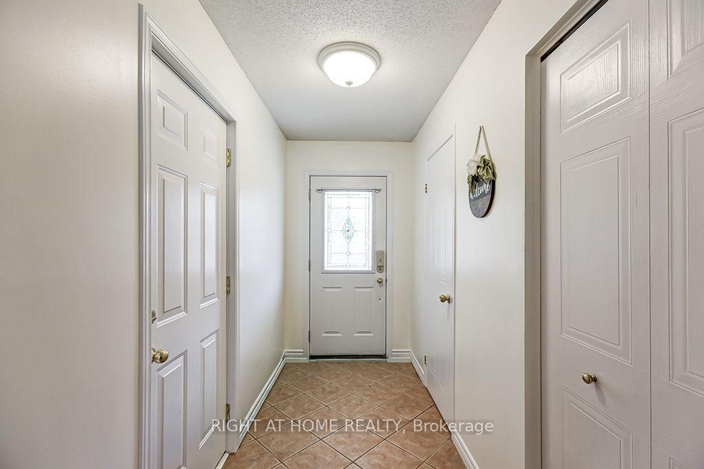 Photo 3 of 402 Lausanne Crescent, Waterloo, Beechwood West — HOMEH