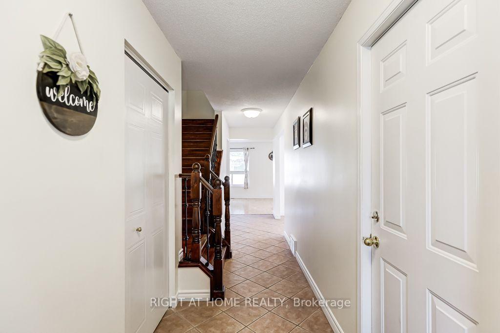 Photo 4 of 402 Lausanne Crescent, Waterloo, Beechwood West — HOMEH