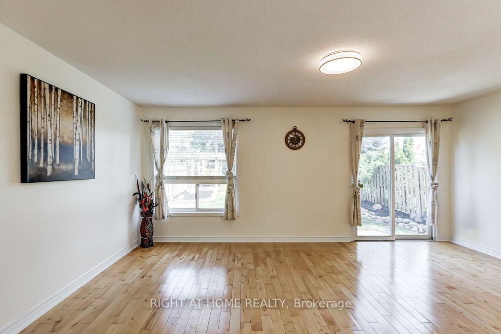 Photo 5 of 402 Lausanne Crescent, Waterloo, Beechwood West — HOMEH