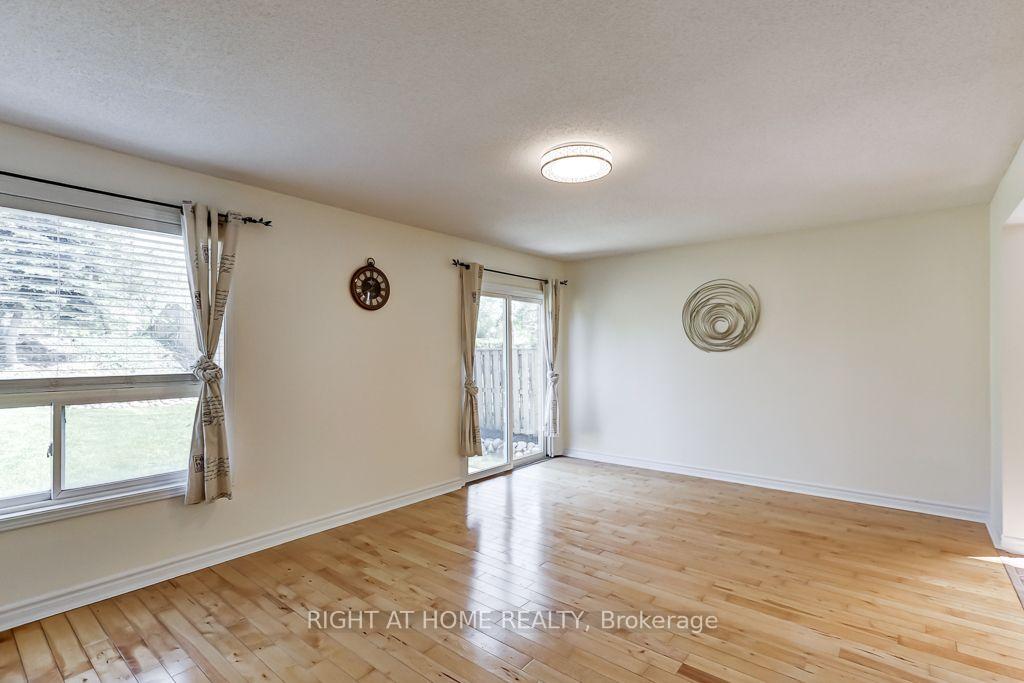 Photo 6 of 402 Lausanne Crescent, Waterloo, Beechwood West — HOMEH