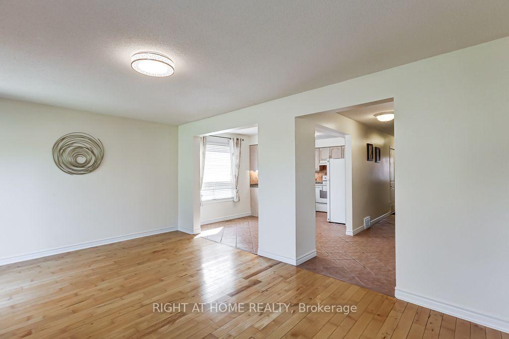 Photo 8 of 402 Lausanne Crescent, Waterloo, Beechwood West — HOMEH