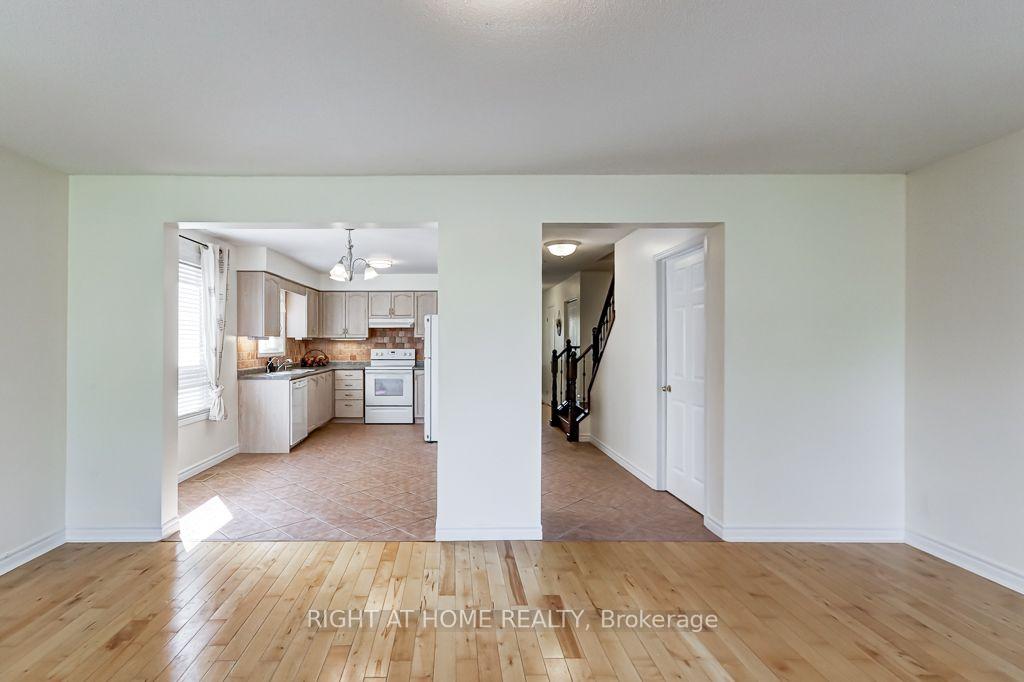 Photo 9 of 402 Lausanne Crescent, Waterloo, Beechwood West — HOMEH