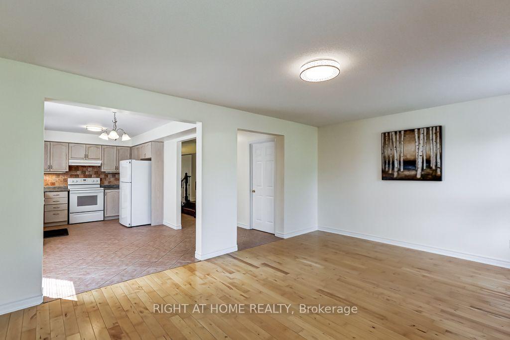 Photo 10 of 402 Lausanne Crescent, Waterloo, Beechwood West — HOMEH