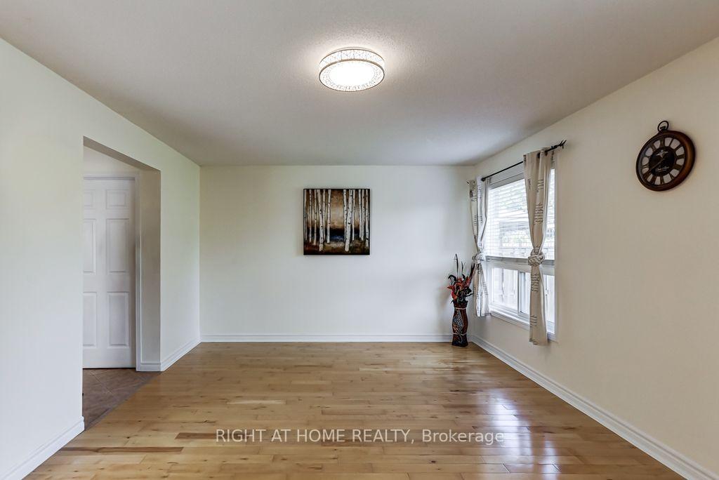 Photo 11 of 402 Lausanne Crescent, Waterloo, Beechwood West — HOMEH
