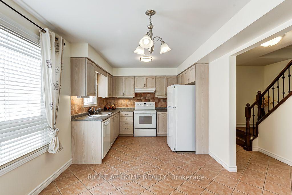 Photo 13 of 402 Lausanne Crescent, Waterloo, Beechwood West — HOMEH
