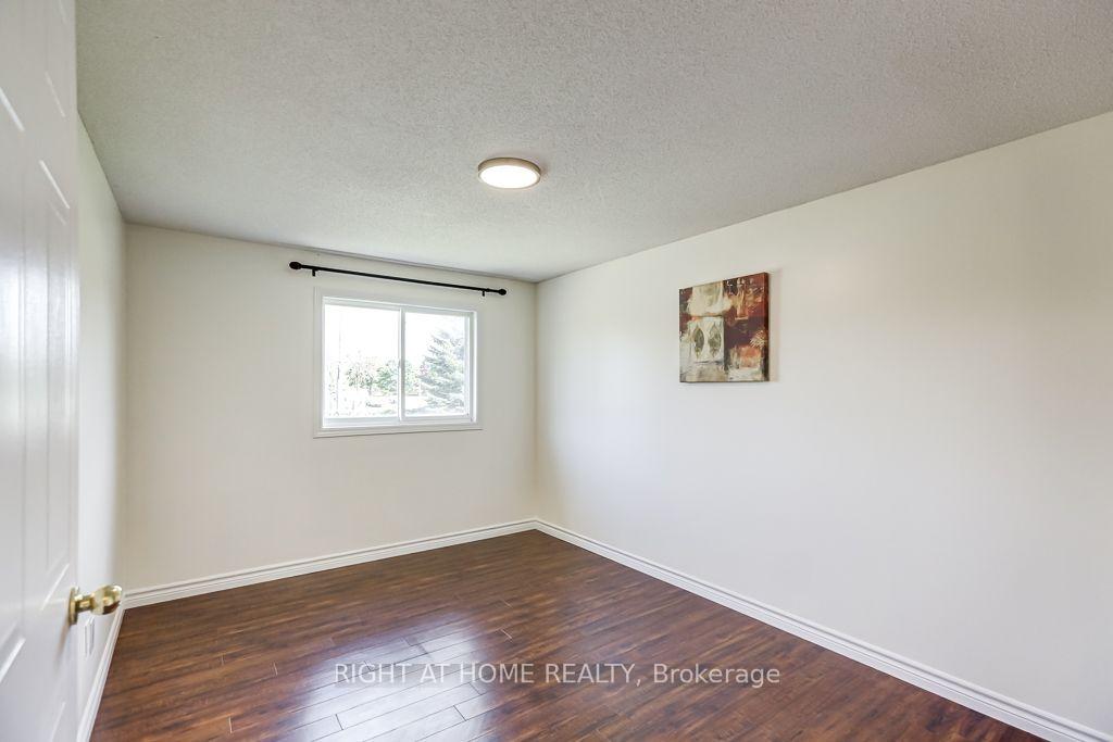Photo 22 of 402 Lausanne Crescent, Waterloo, Beechwood West — HOMEH