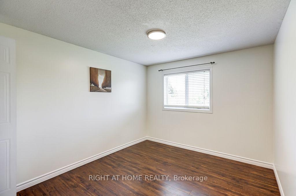 Photo 24 of 402 Lausanne Crescent, Waterloo, Beechwood West — HOMEH