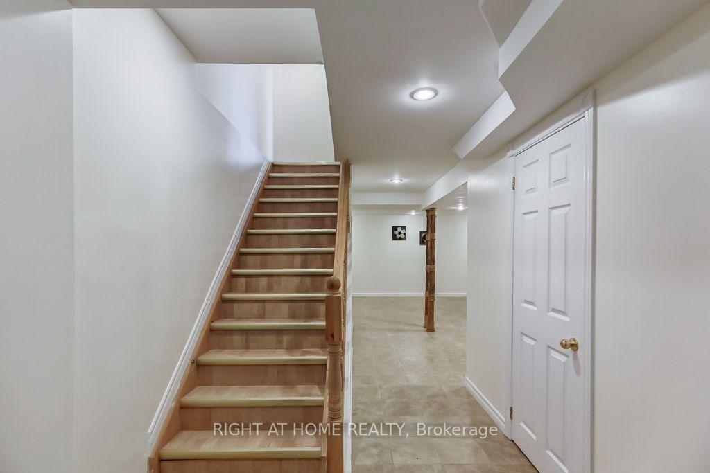 Photo 27 of 402 Lausanne Crescent, Waterloo, Beechwood West — HOMEH