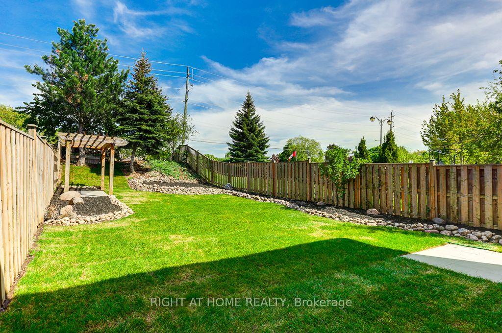 Photo 33 of 402 Lausanne Crescent, Waterloo, Beechwood West — HOMEH