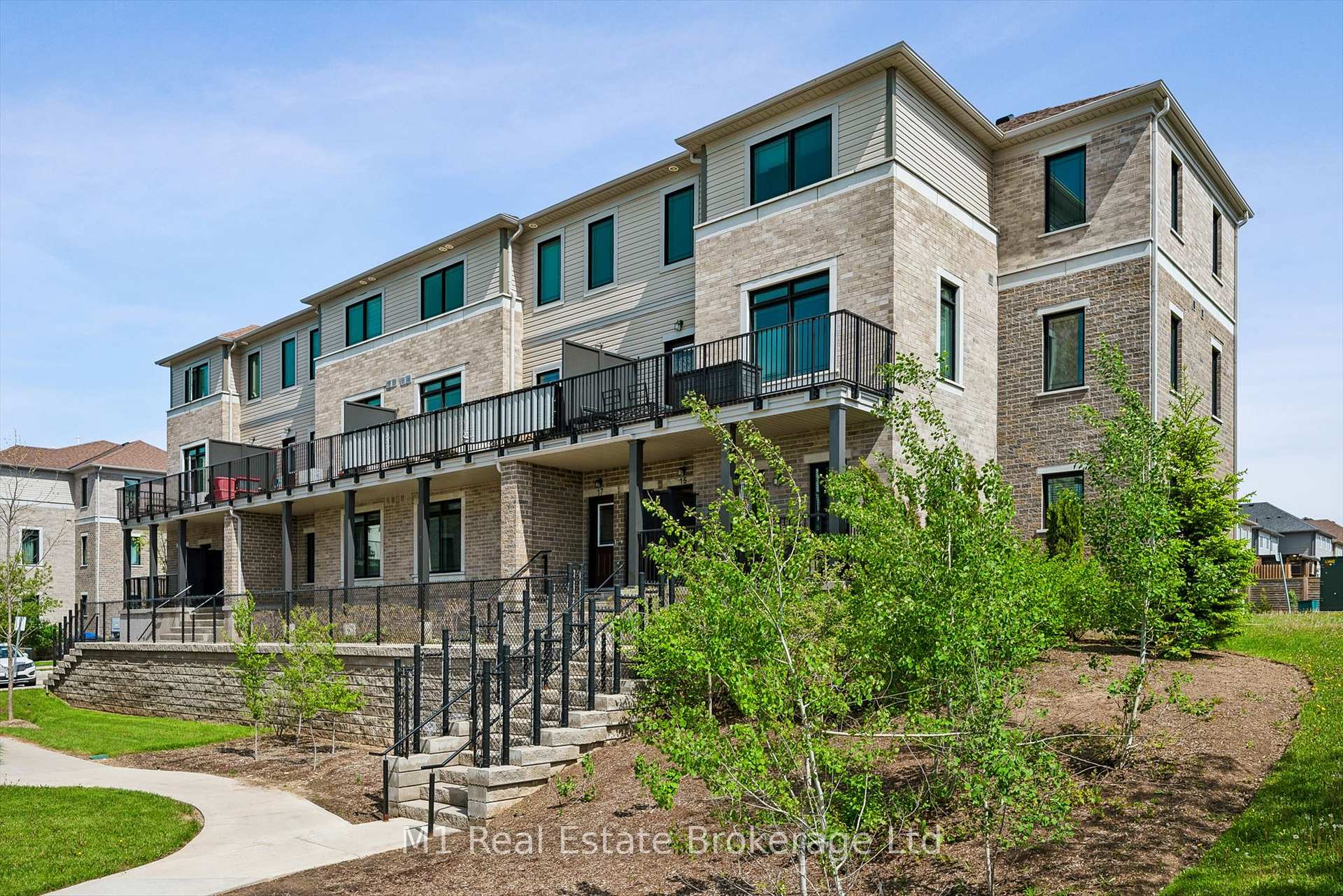 Photo 3 of Unit 17, 107 Westra Drive, Guelph, Willow West/Sugarbush/West Acres — HOMEH