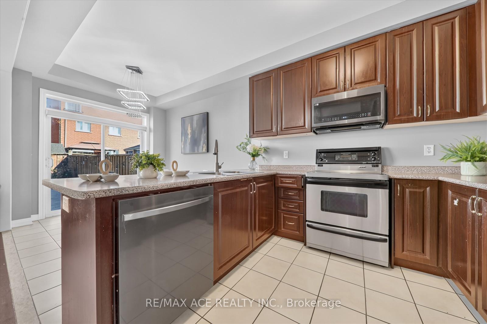 Photo 12 of 54 Altura Way, Brampton, Bram East — HOMEH