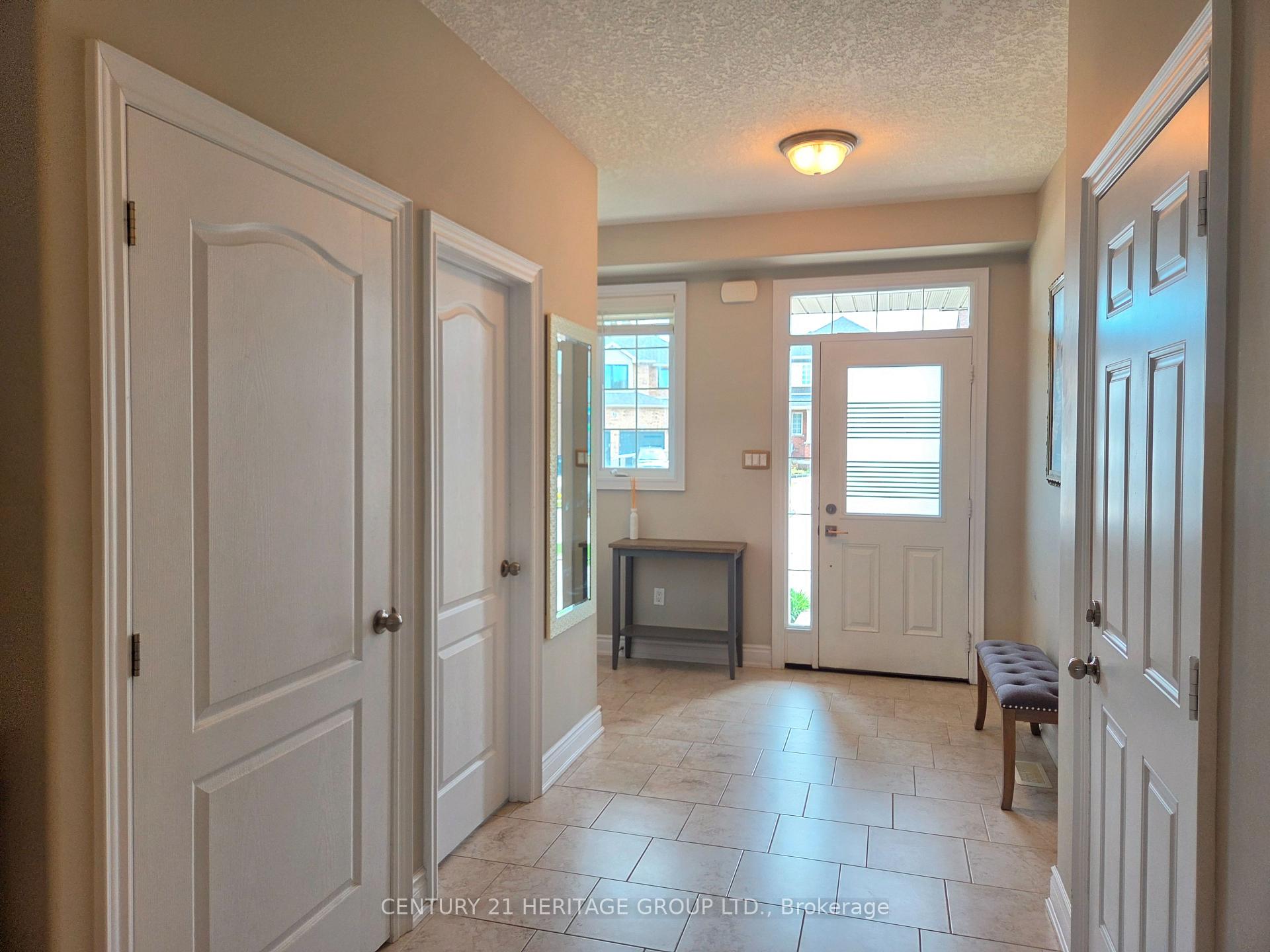 Photo 3 of 46 Nathan Crescent, Barrie, Painswick South — HOMEH