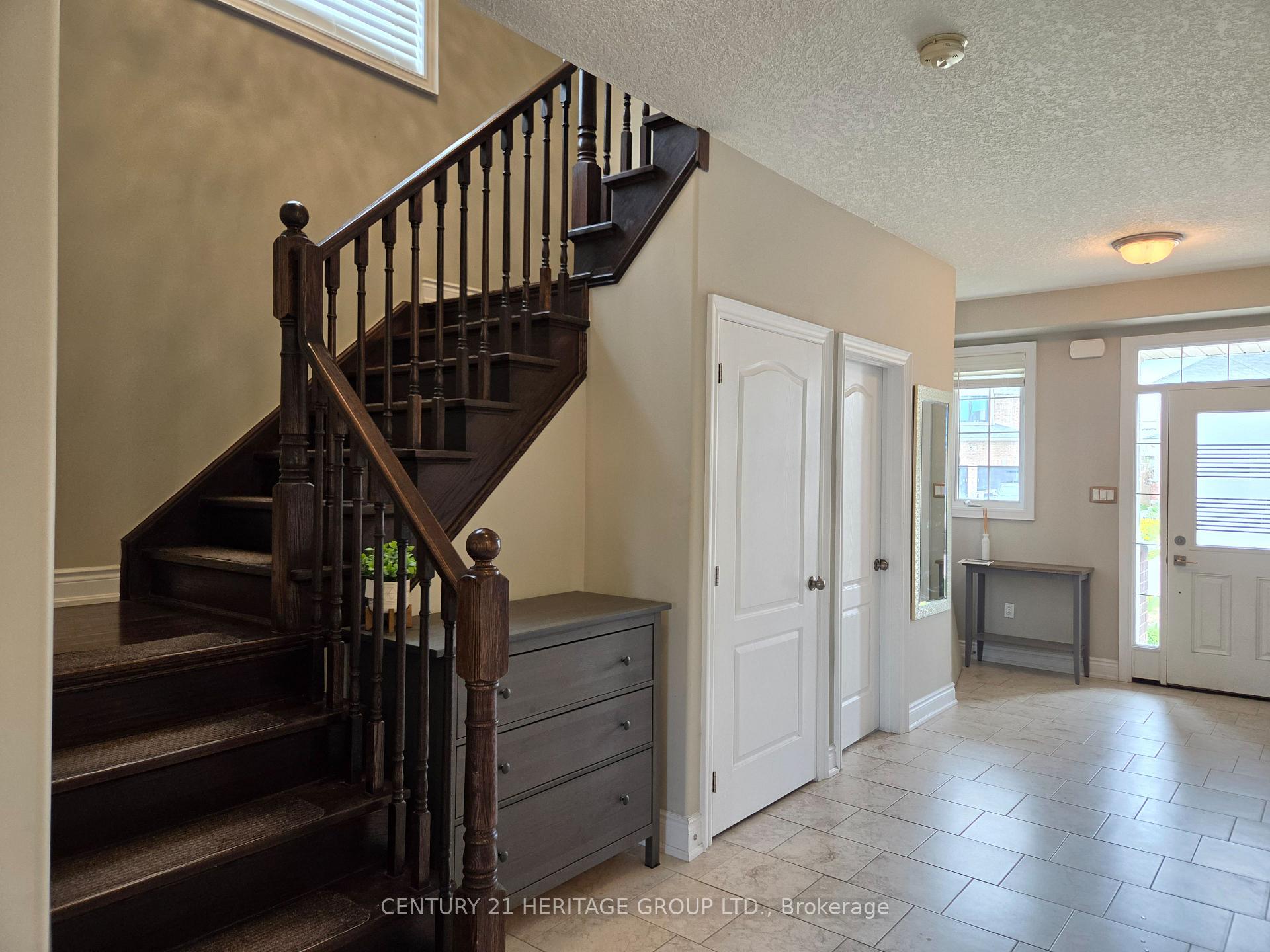 Photo 4 of 46 Nathan Crescent, Barrie, Painswick South — HOMEH