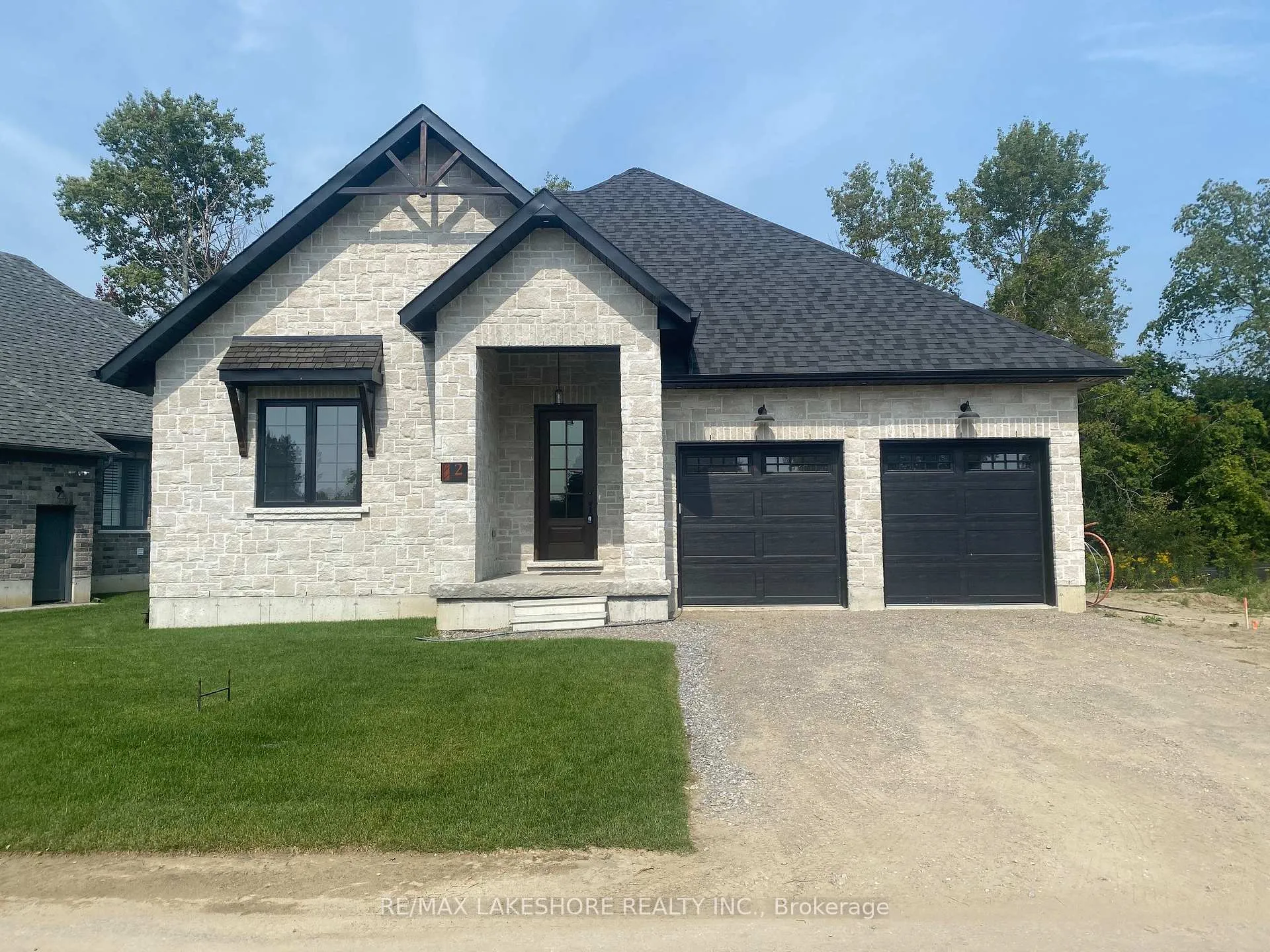 Front of 2-1000 D'Arcy Street