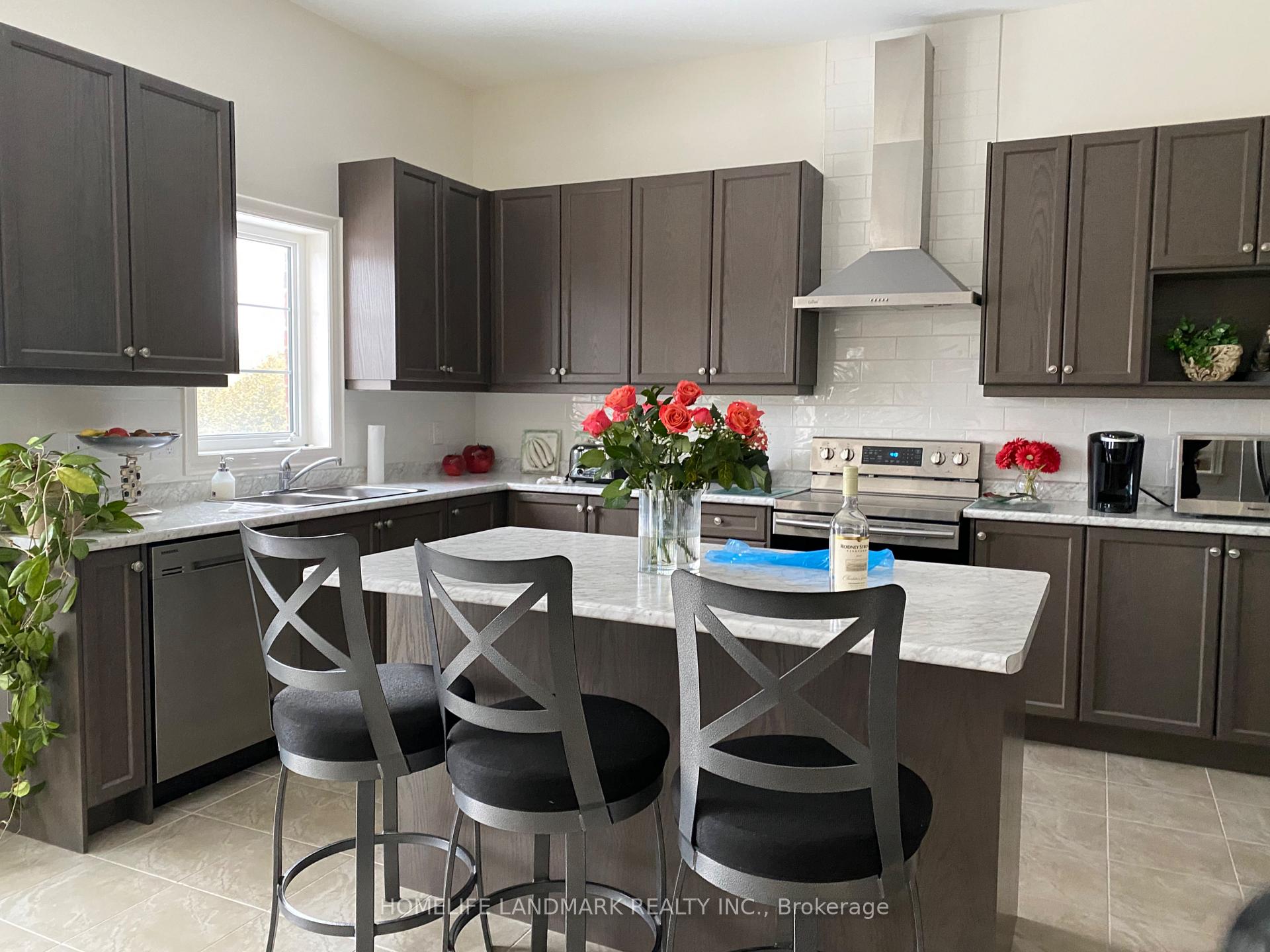 Photo 4 of 58 Briarfield Avenue E, East Gwillimbury, Sharon — HOMEH