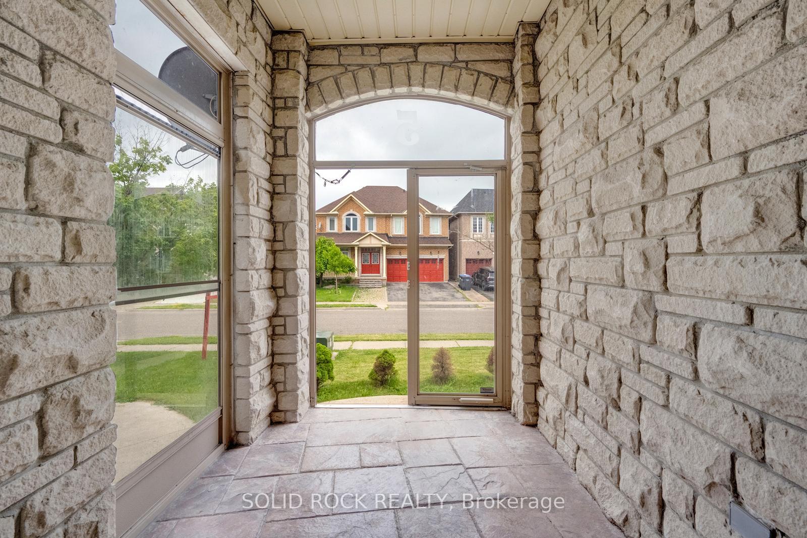 Photo 4 of 5 Freshspring Drive, Brampton, Sandringham-Wellington — HOMEH