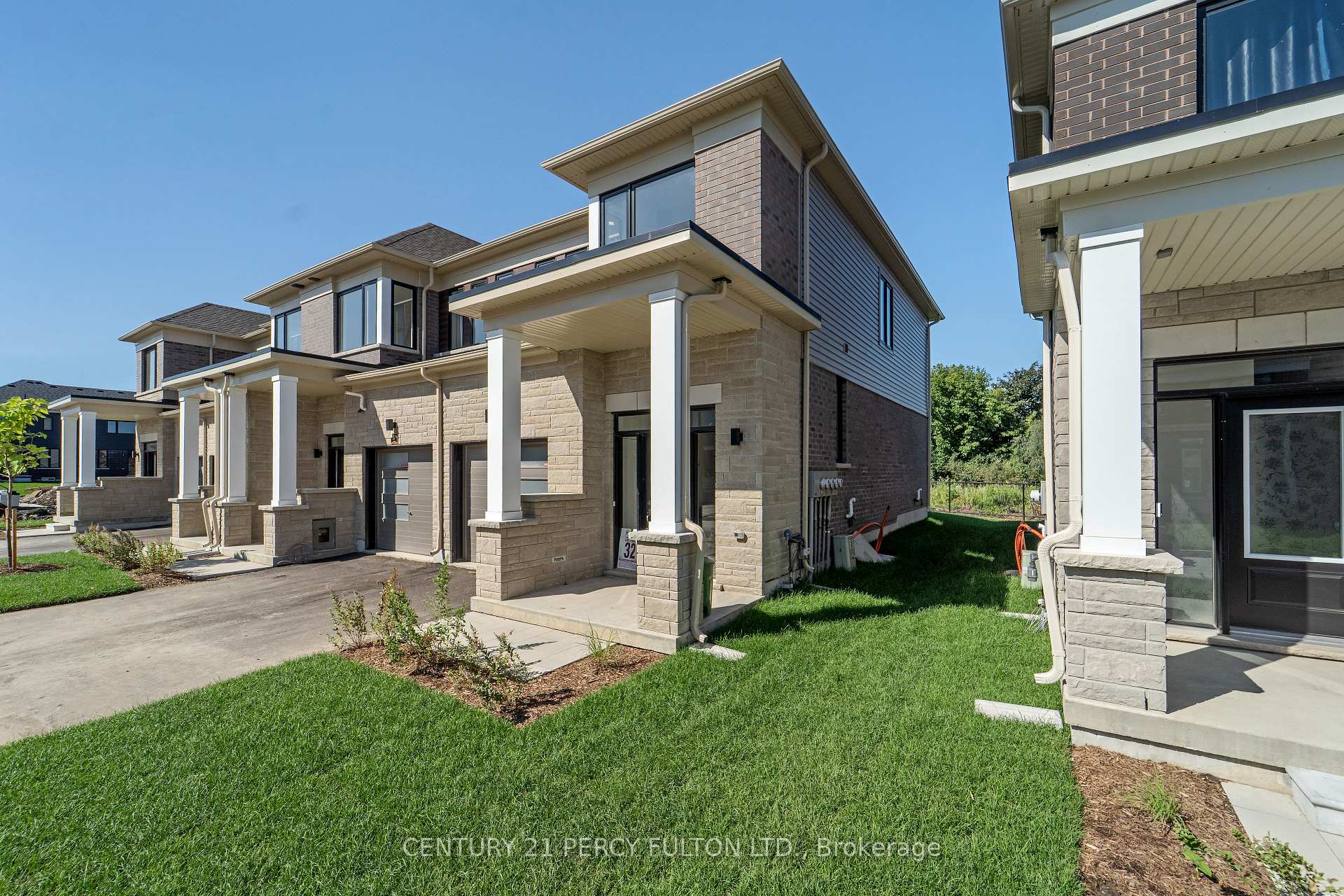 Photo 3 of 39 Watts Mews, Kawartha Lakes, Lindsay — HOMEH