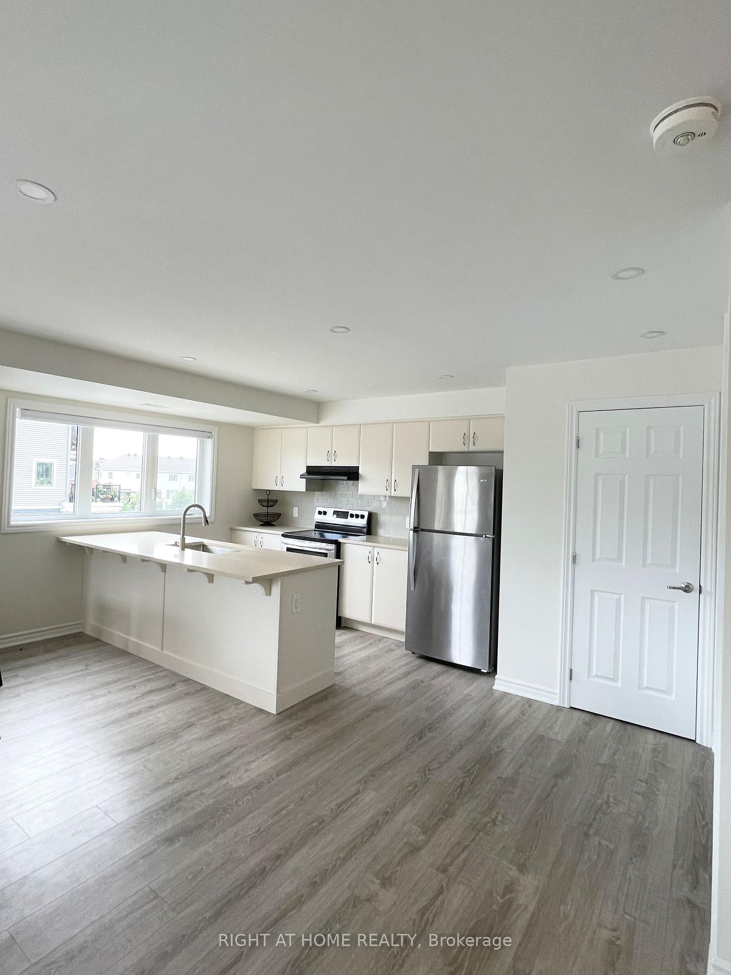 Photo 2 of 903 Nautilus Private, Ottawa, Kanata - Emerald Meadows/Trailwest — HOMEH