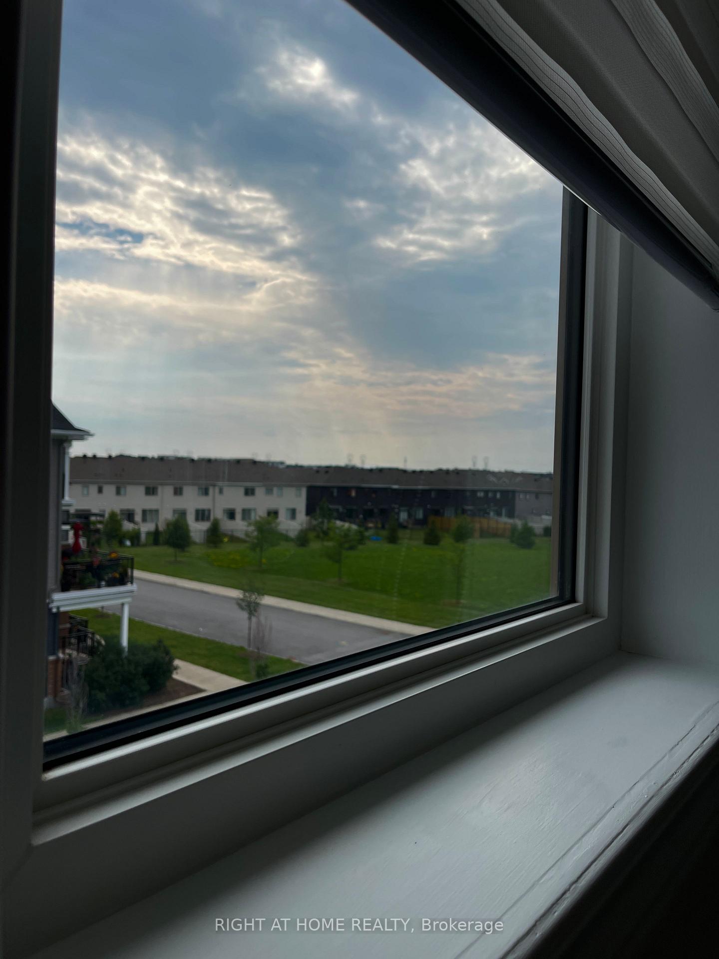 Photo 4 of 903 Nautilus Private, Ottawa, Kanata - Emerald Meadows/Trailwest — HOMEH