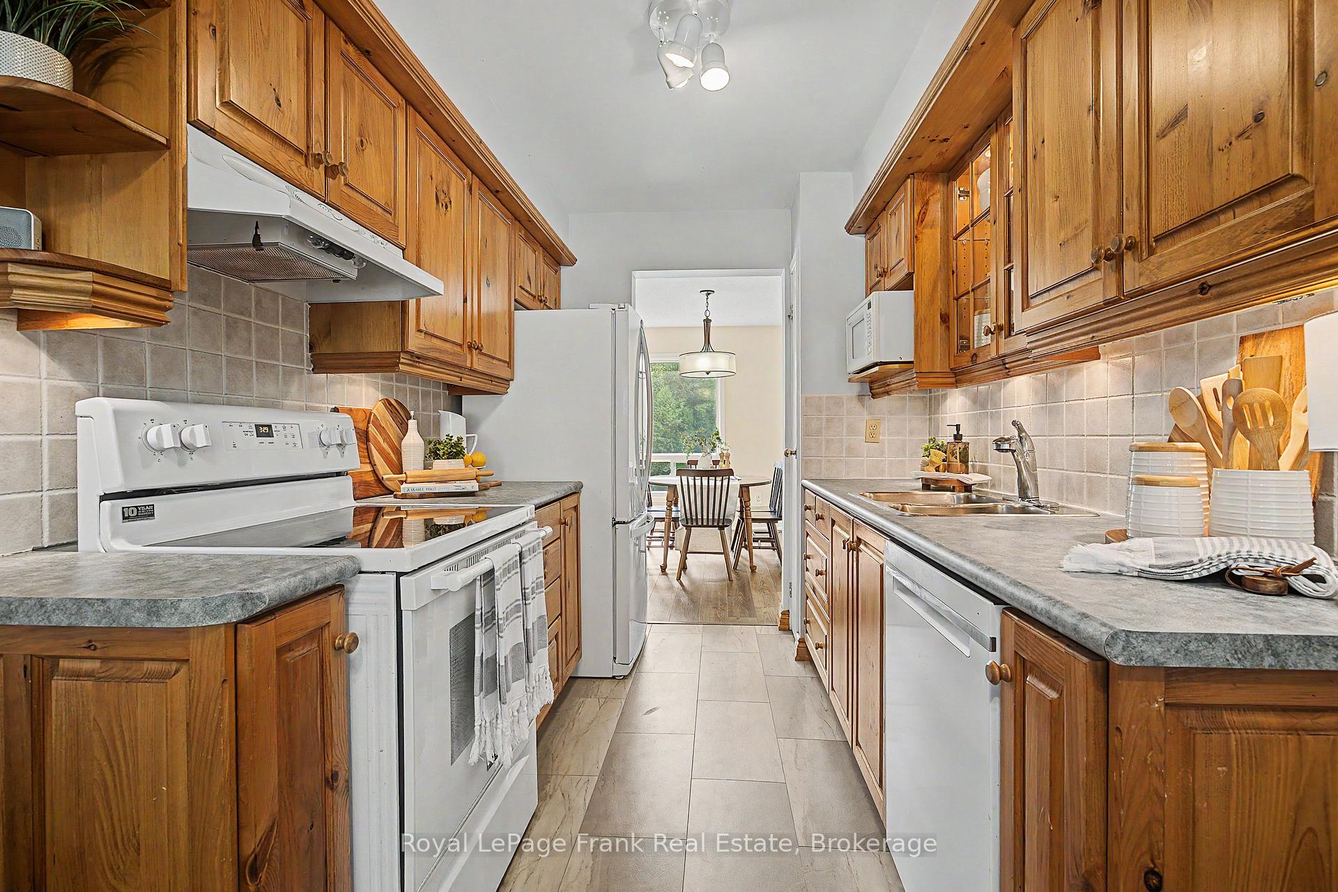 Photo 6 of 560 Reynolds Street, Whitby, Downtown Whitby — HOMEH