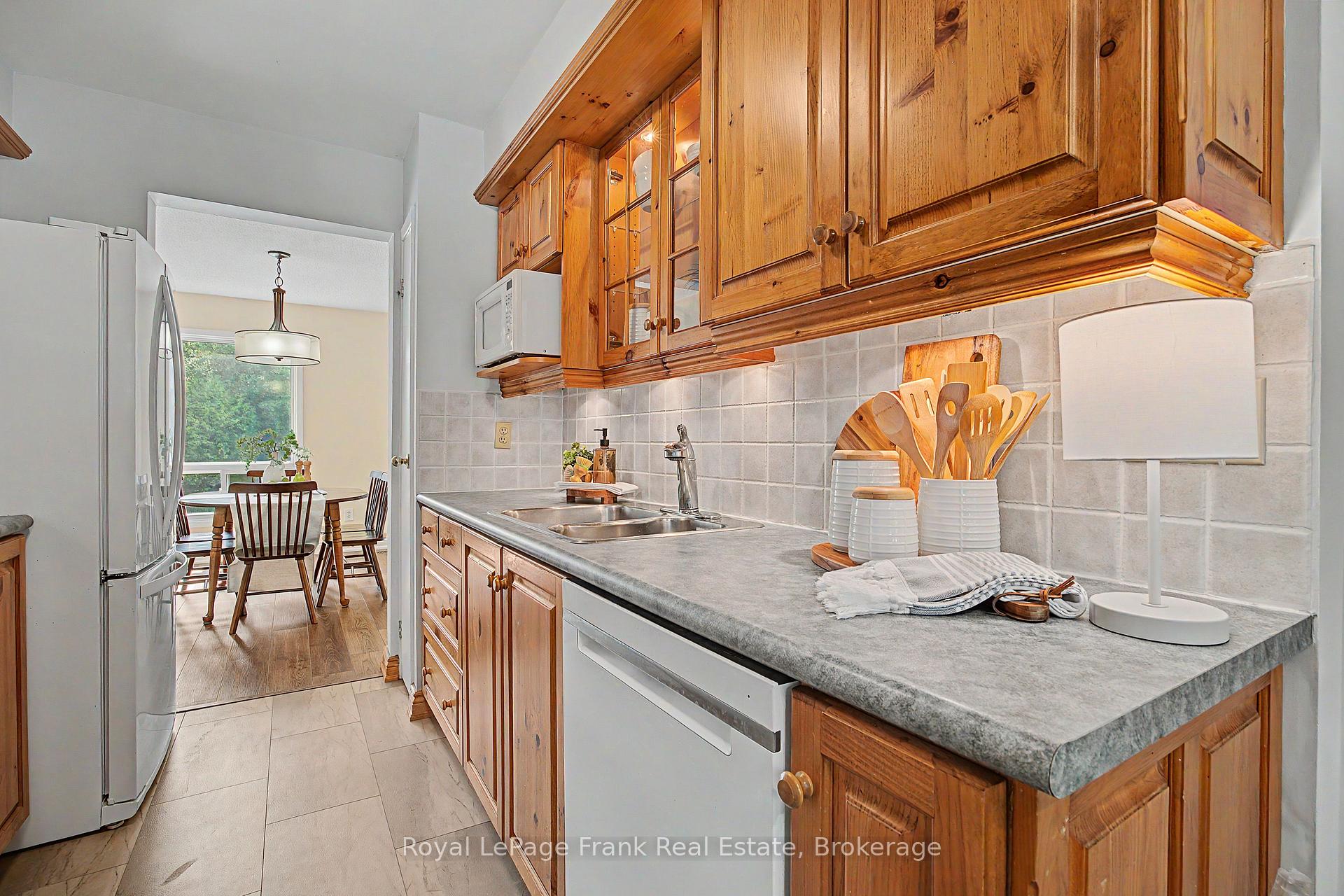 Photo 8 of 560 Reynolds Street, Whitby, Downtown Whitby — HOMEH