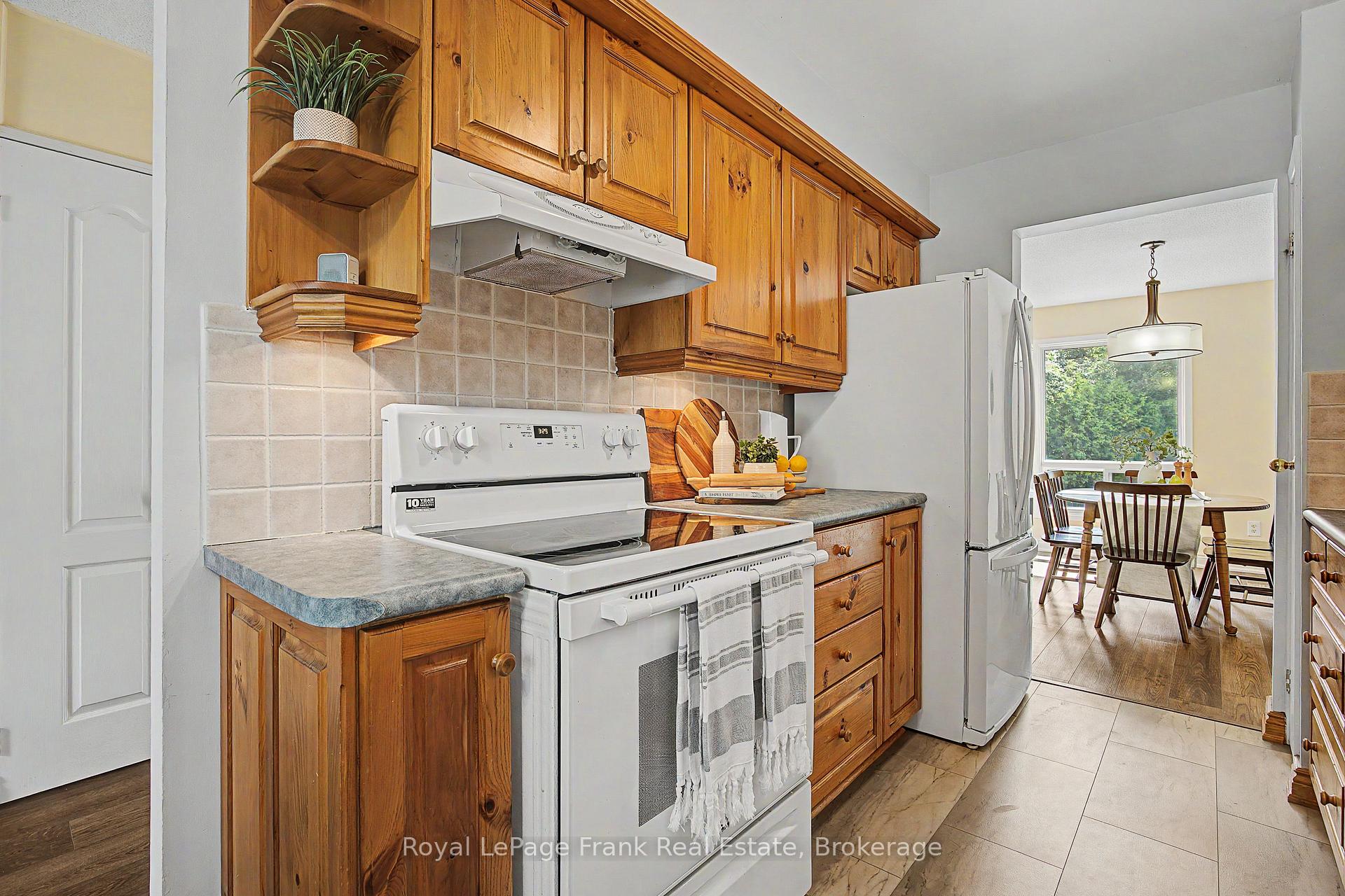 Photo 9 of 560 Reynolds Street, Whitby, Downtown Whitby — HOMEH