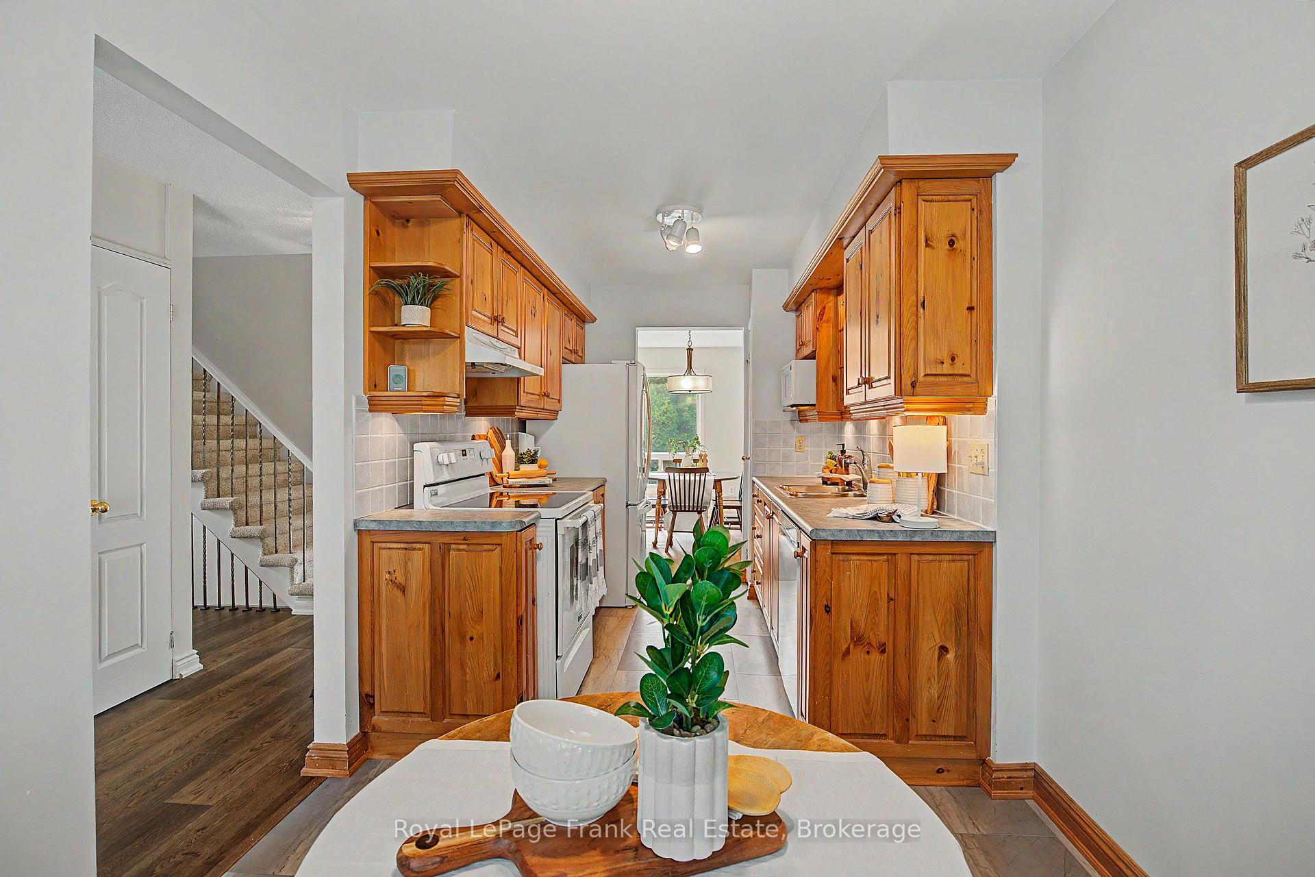 Photo 16 of 560 Reynolds Street, Whitby, Downtown Whitby — HOMEH