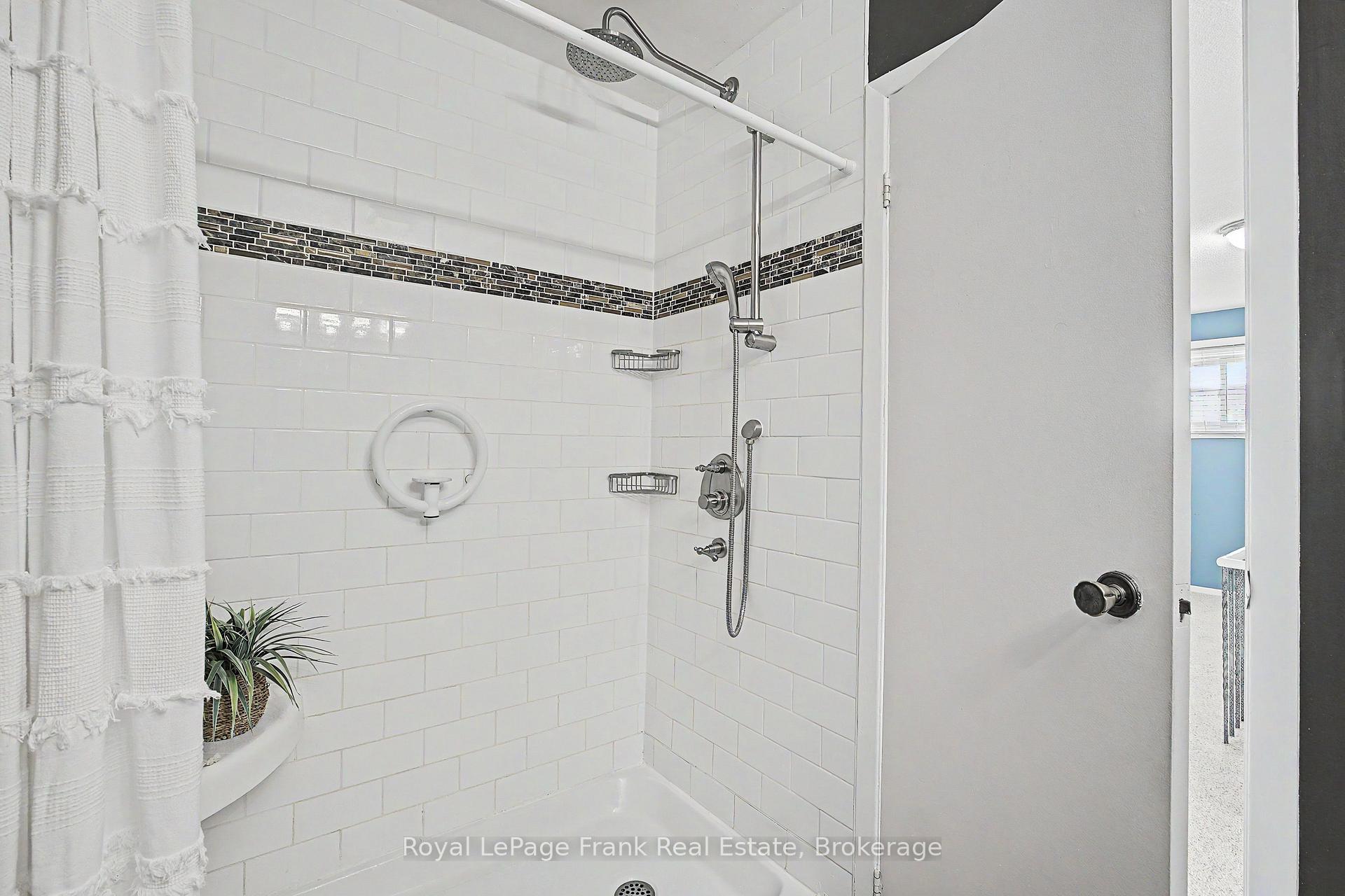 Photo 25 of 560 Reynolds Street, Whitby, Downtown Whitby — HOMEH