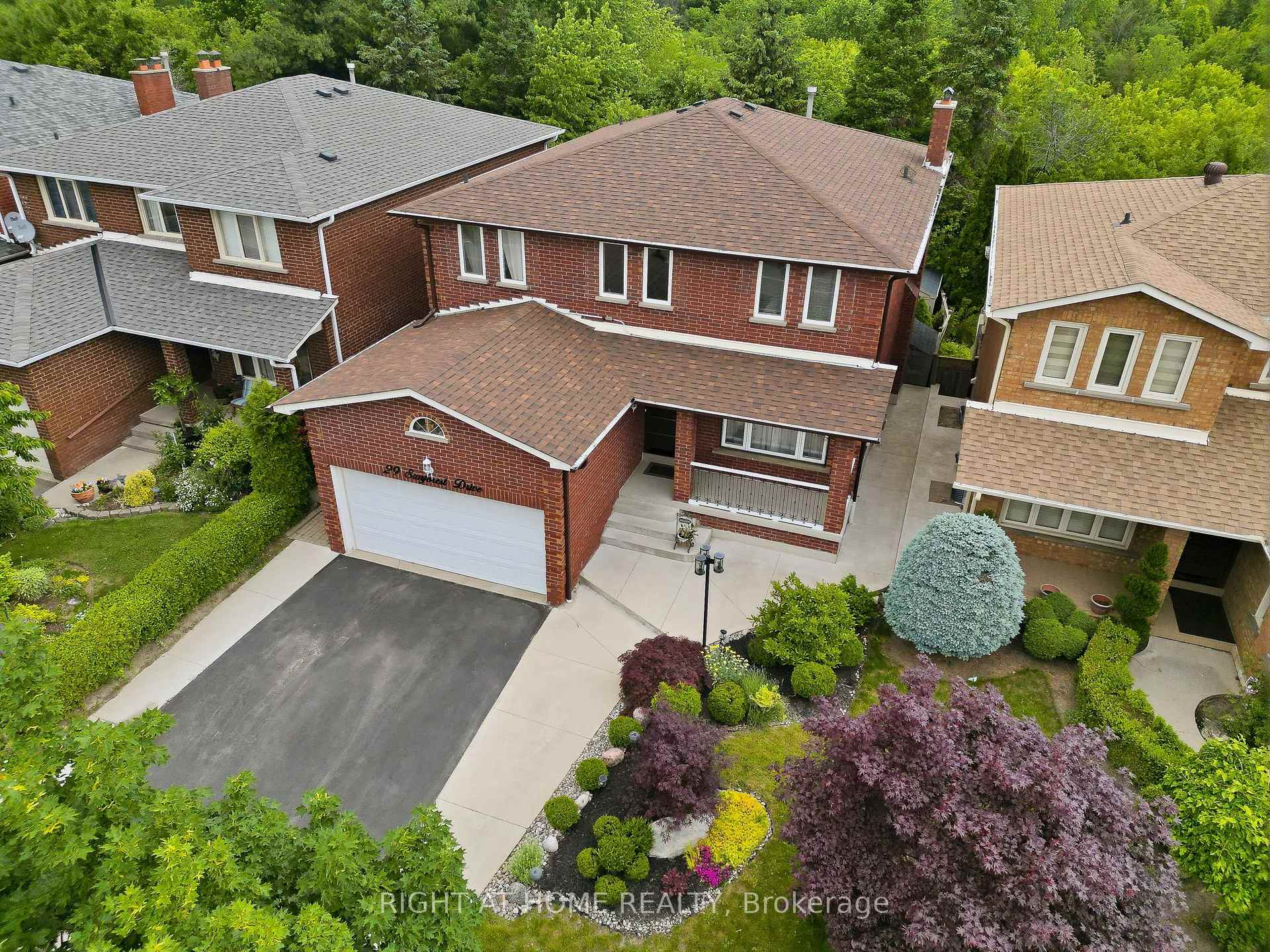 Photo 2 of 29 Sunforest Drive, Brampton, Heart Lake West — HOMEH
