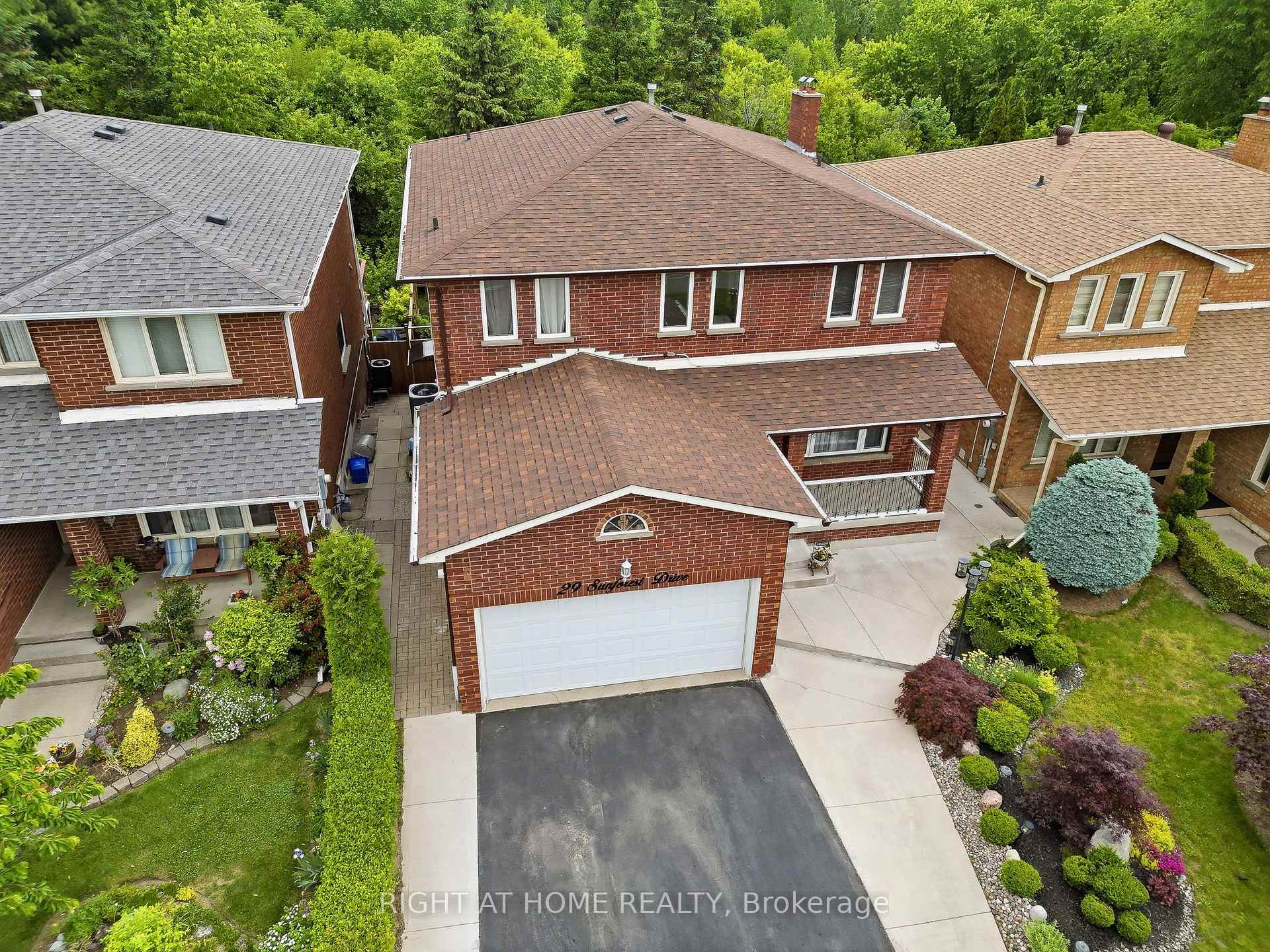 Photo 3 of 29 Sunforest Drive, Brampton, Heart Lake West — HOMEH