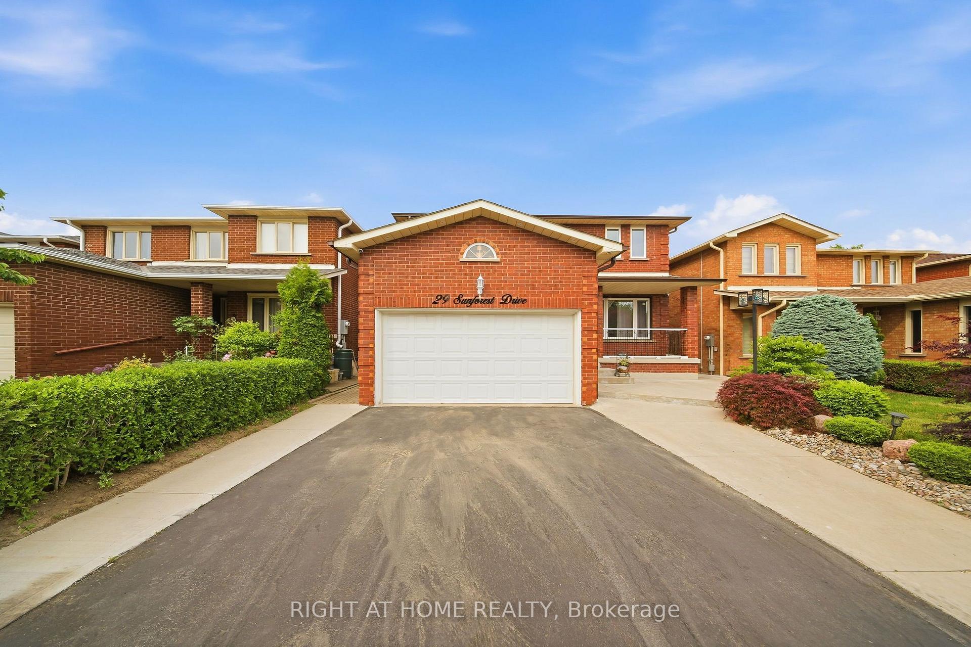 Photo 4 of 29 Sunforest Drive, Brampton, Heart Lake West — HOMEH
